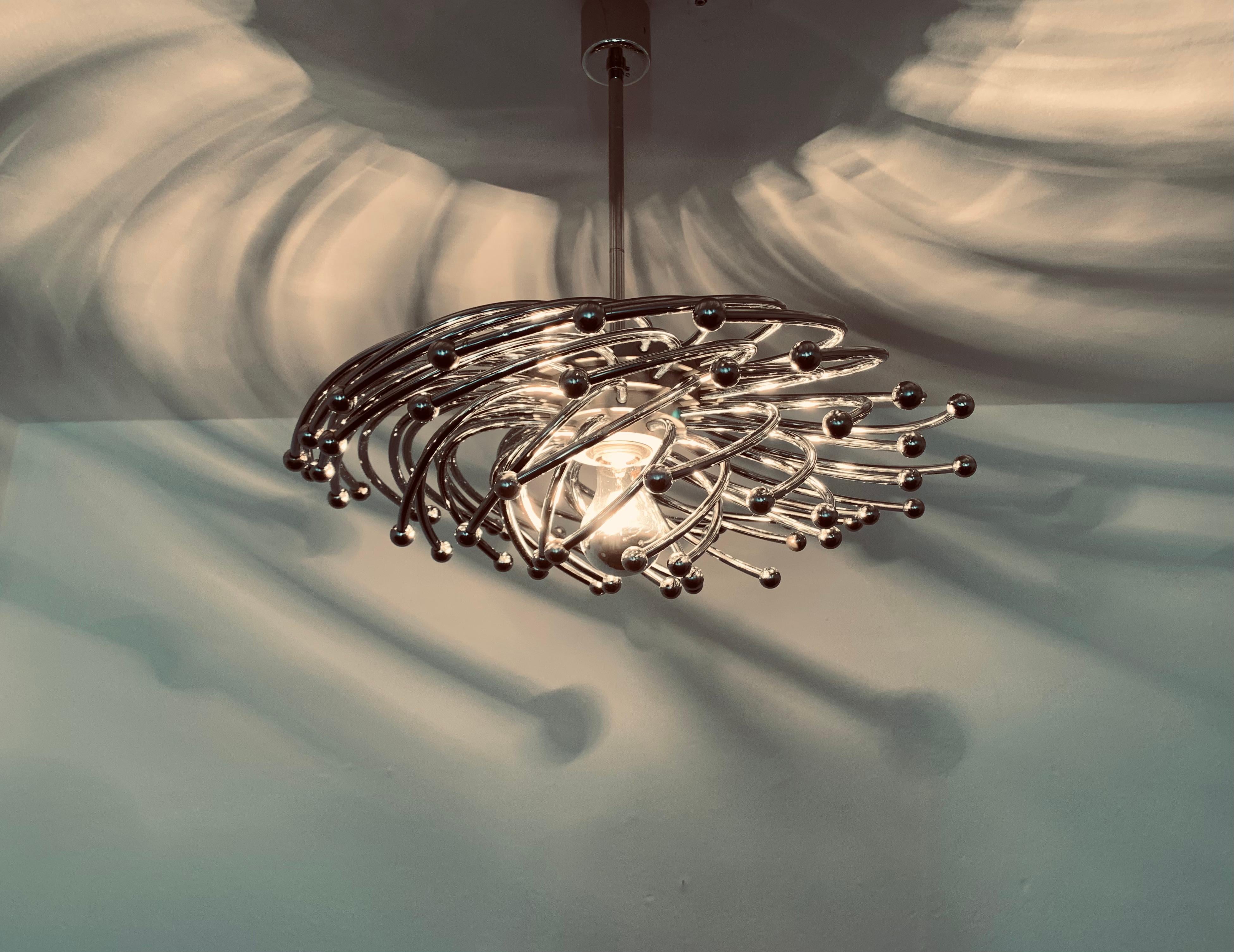 Lampadario unico in metallo in vendita 4