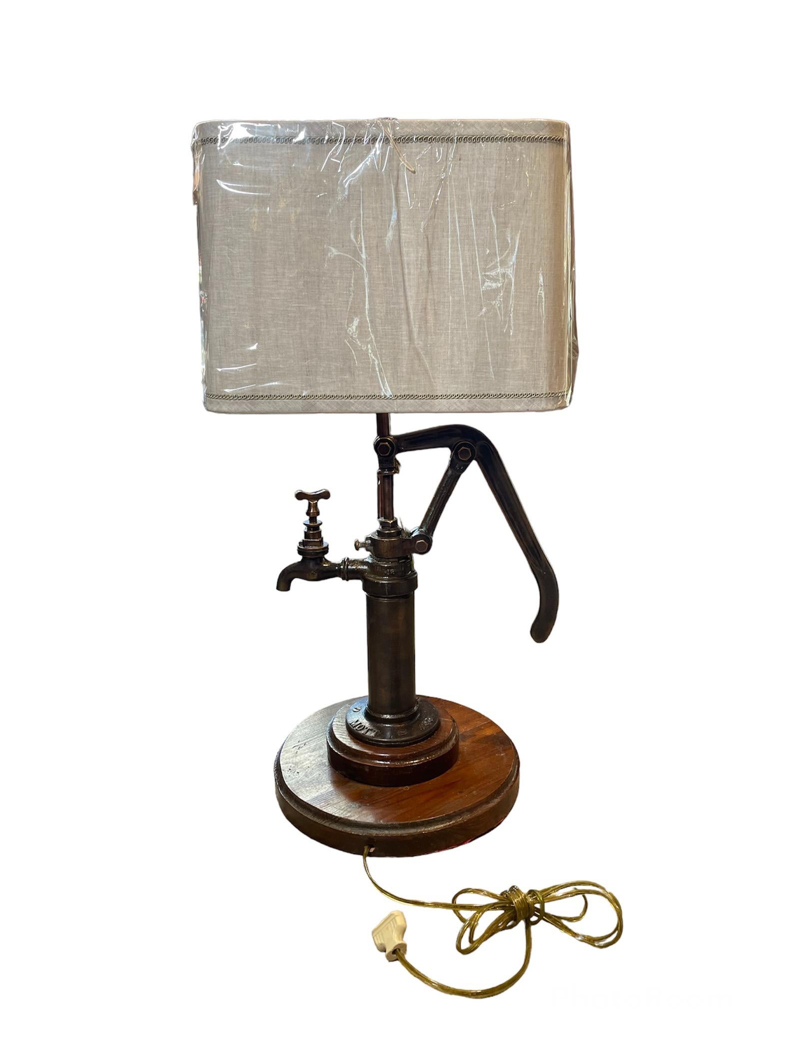 Lampe de table/de bureau à poignée de pompe en métal unique en vente 2