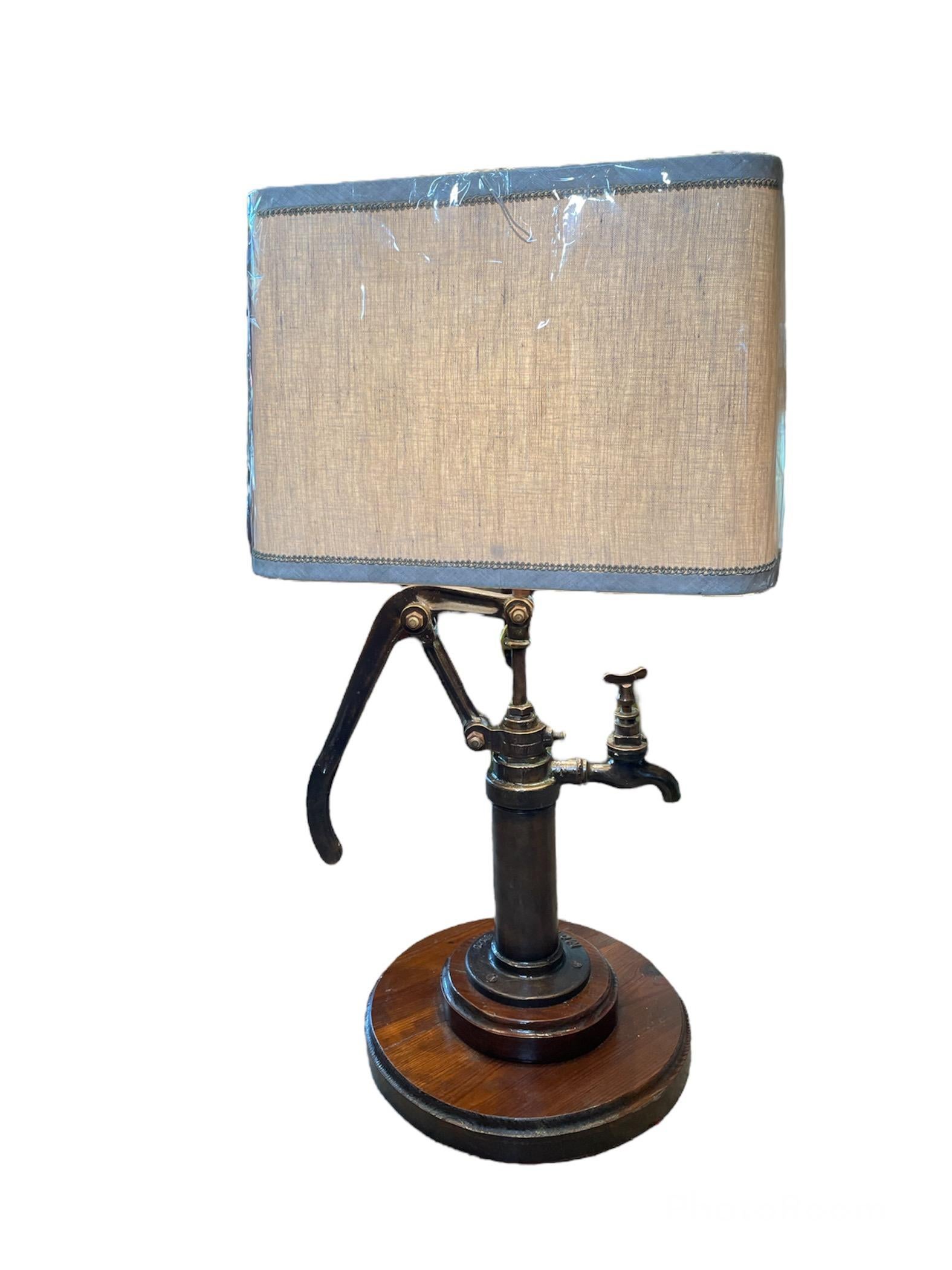 Industriel Lampe de table/de bureau à poignée de pompe en métal unique en vente