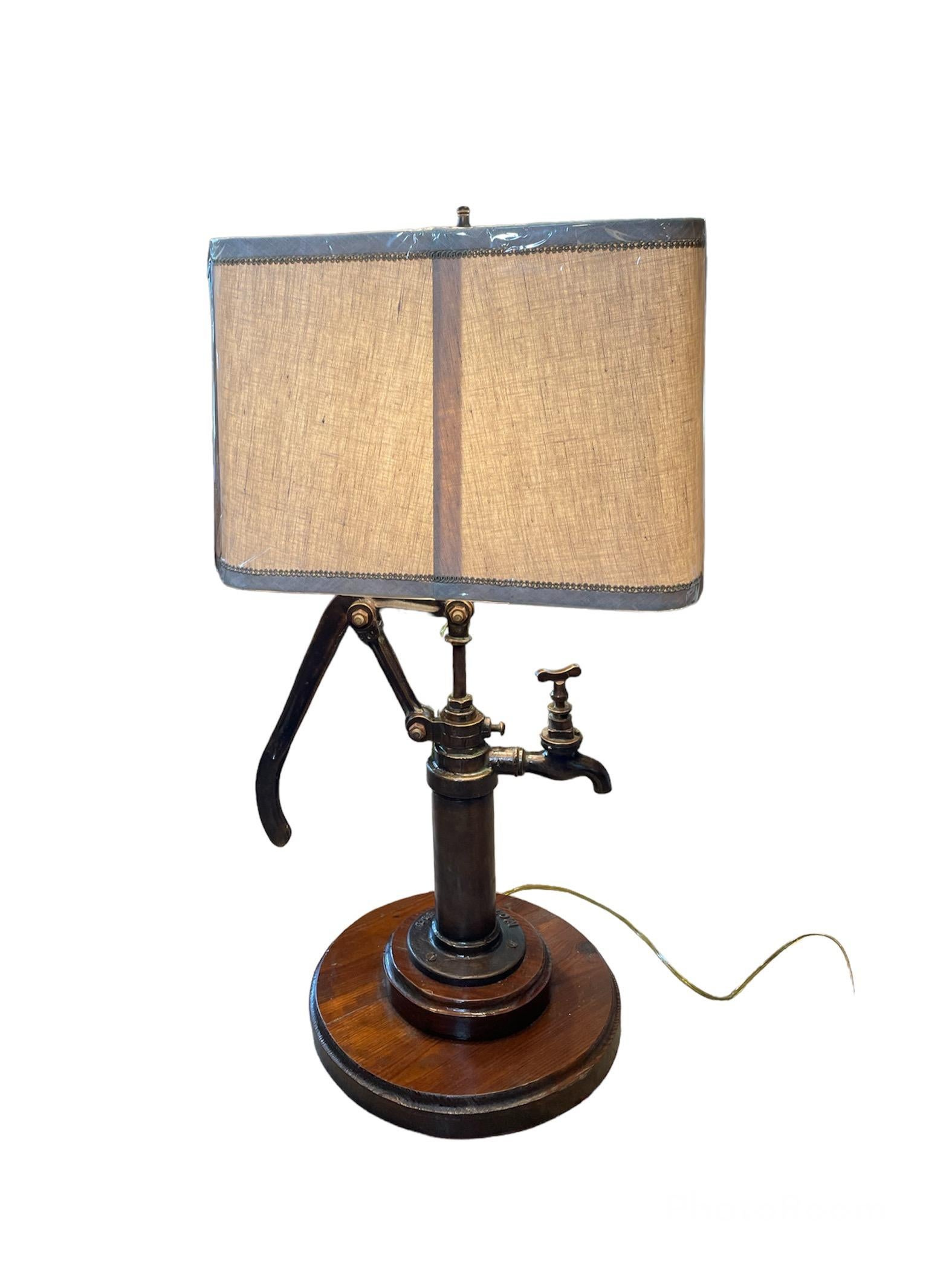 Américain Lampe de table/de bureau à poignée de pompe en métal unique en vente