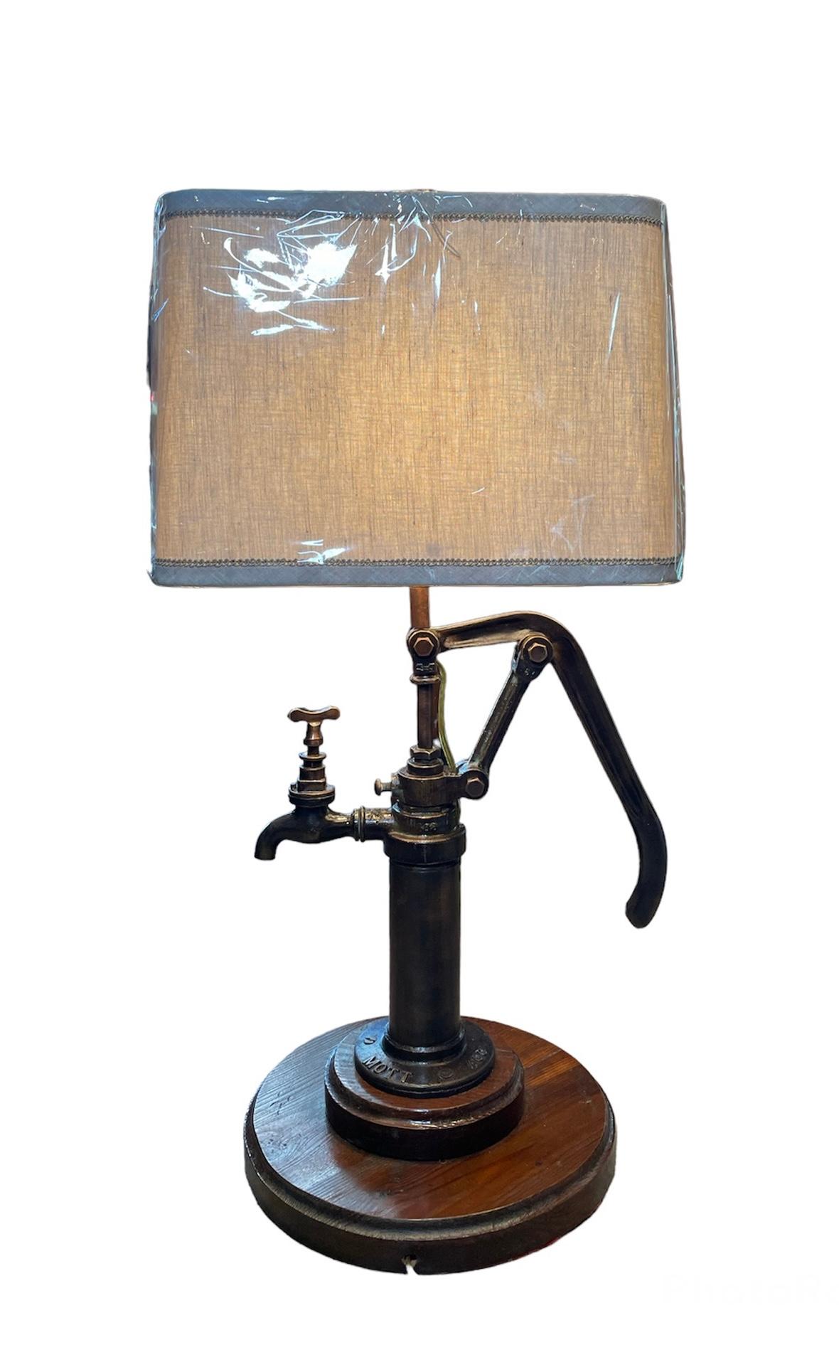 Fait main Lampe de table/de bureau à poignée de pompe en métal unique en vente