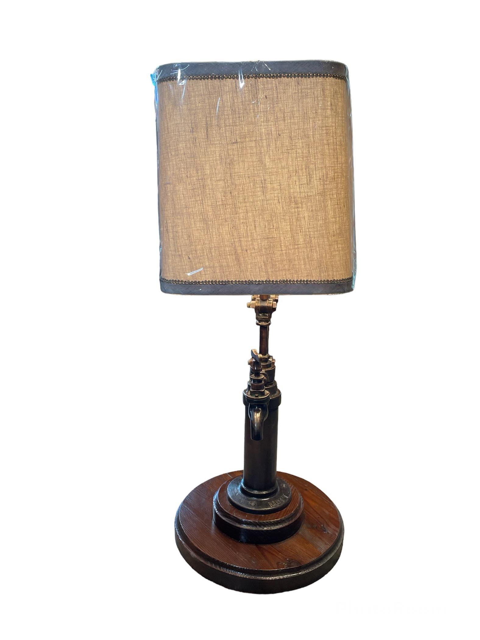 Lampe de table/de bureau à poignée de pompe en métal unique Bon état - En vente à Guaynabo, PR