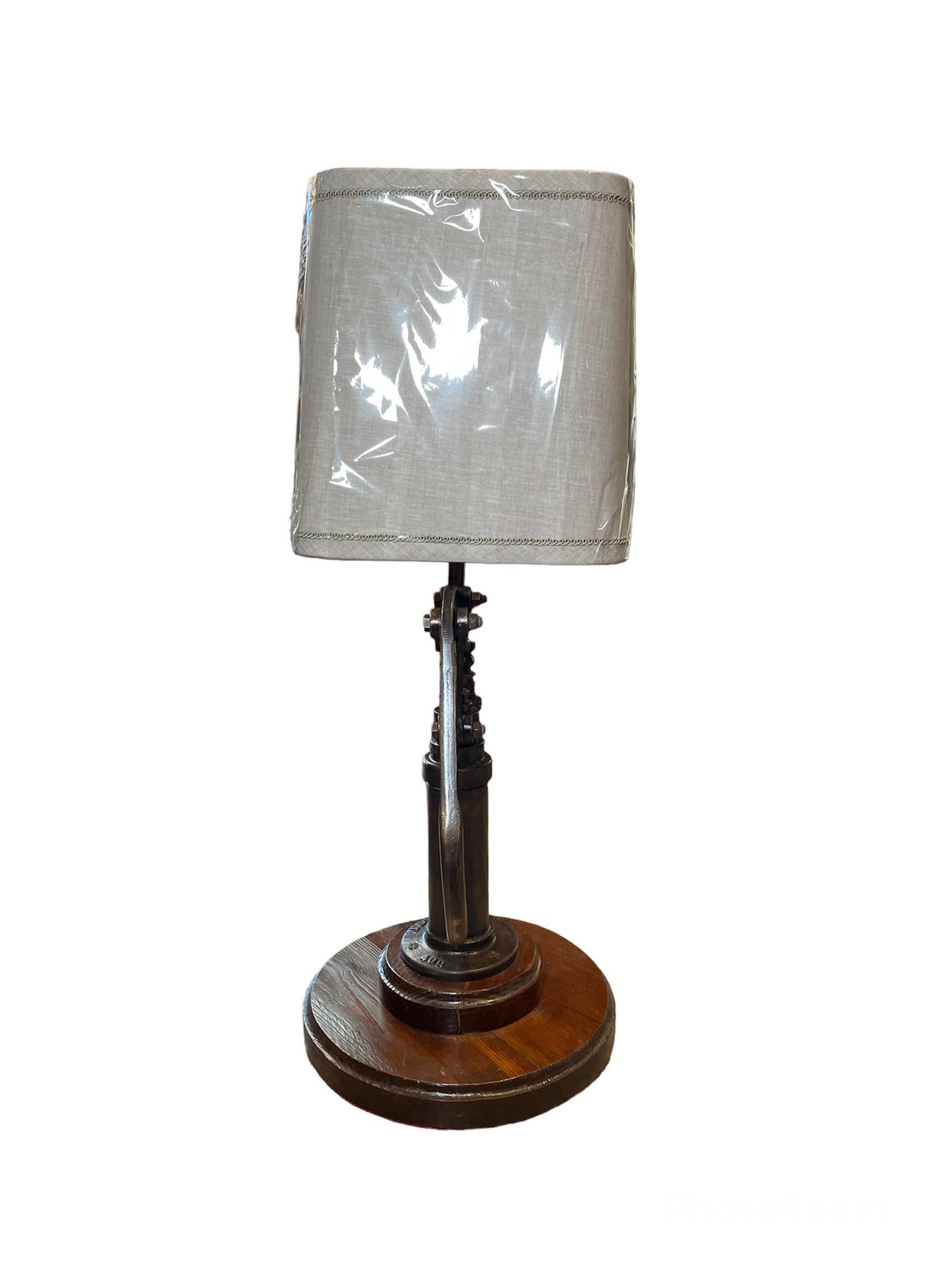 20ième siècle Lampe de table/de bureau à poignée de pompe en métal unique en vente
