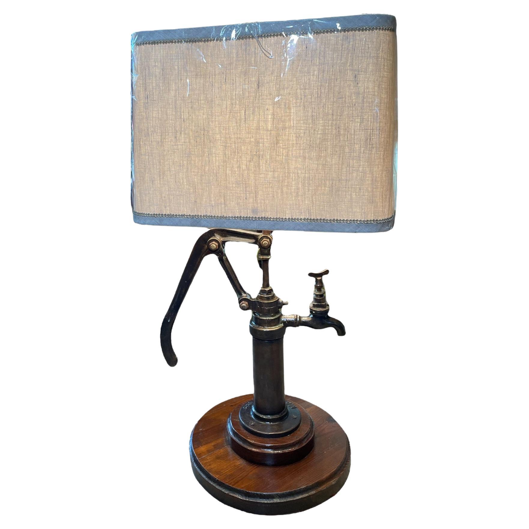 Lampe de table/de bureau à poignée de pompe en métal unique en vente