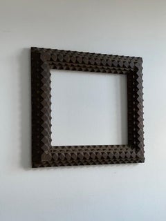 Specchio unico della metà del XIX secolo in quercia intagliata a mano.