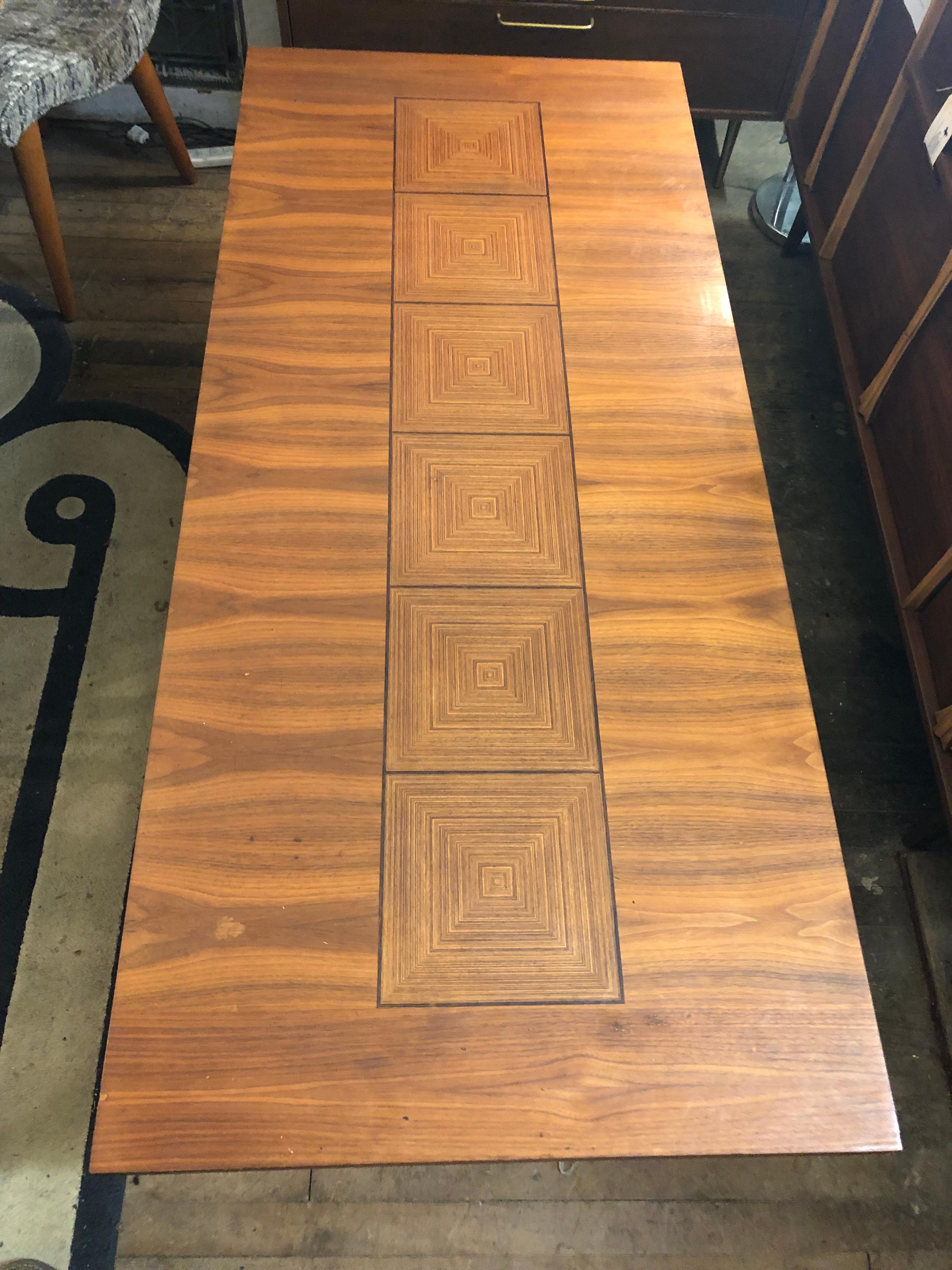 Cette table basse moderne danoise polyvalente s'ajuste en hauteur, ce qui lui permet de faire office de petite table de salle à manger. Une conception astucieuse qui permet de passer d'une hauteur de 19,75 pouces à une hauteur de 27,75 pouces.