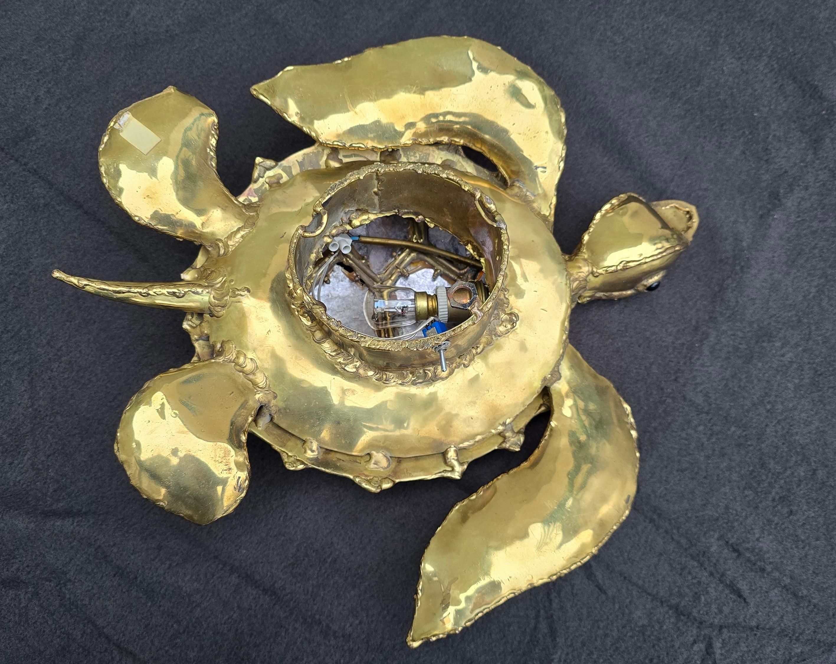 Lampada da parete a forma di tartaruga in ottone e madreperla, unica nel suo genere, della metà del secolo scorso in vendita 3