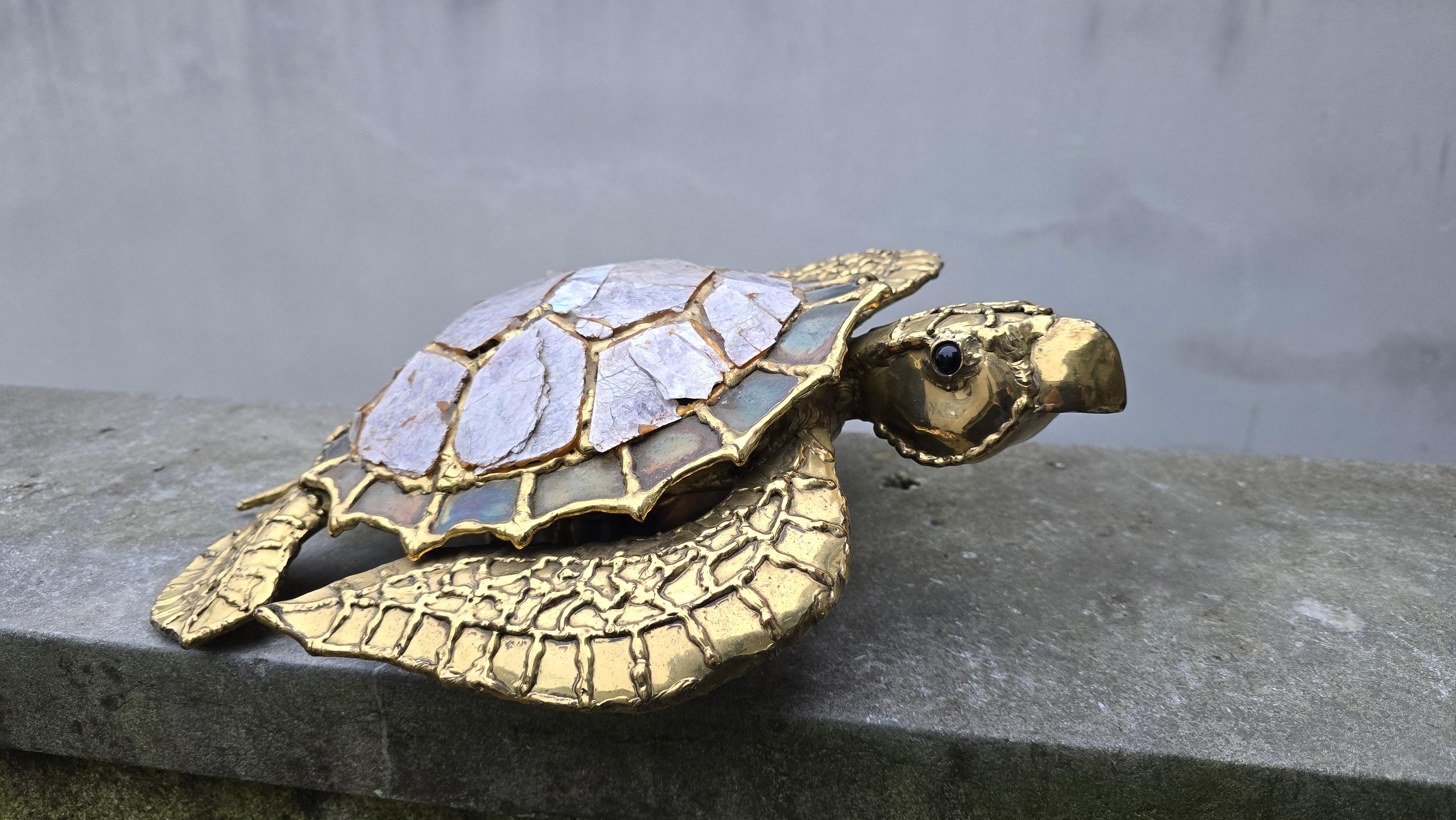 Lampada da parete a forma di tartaruga in ottone e madreperla, unica nel suo genere, della metà del secolo scorso In condizioni buone in vendita a Antwerp, BE