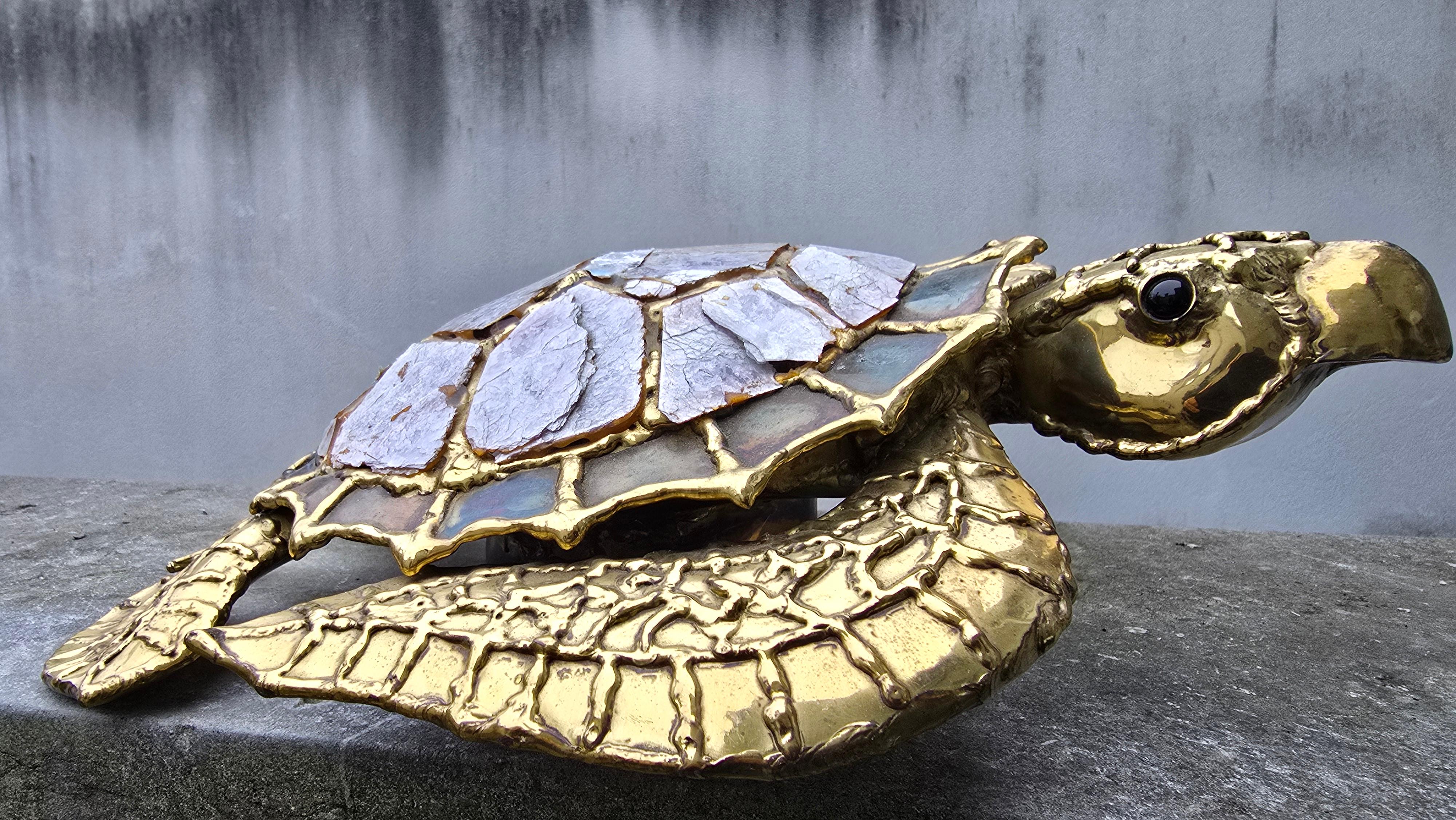 XX secolo Lampada da parete a forma di tartaruga in ottone e madreperla, unica nel suo genere, della metà del secolo scorso in vendita