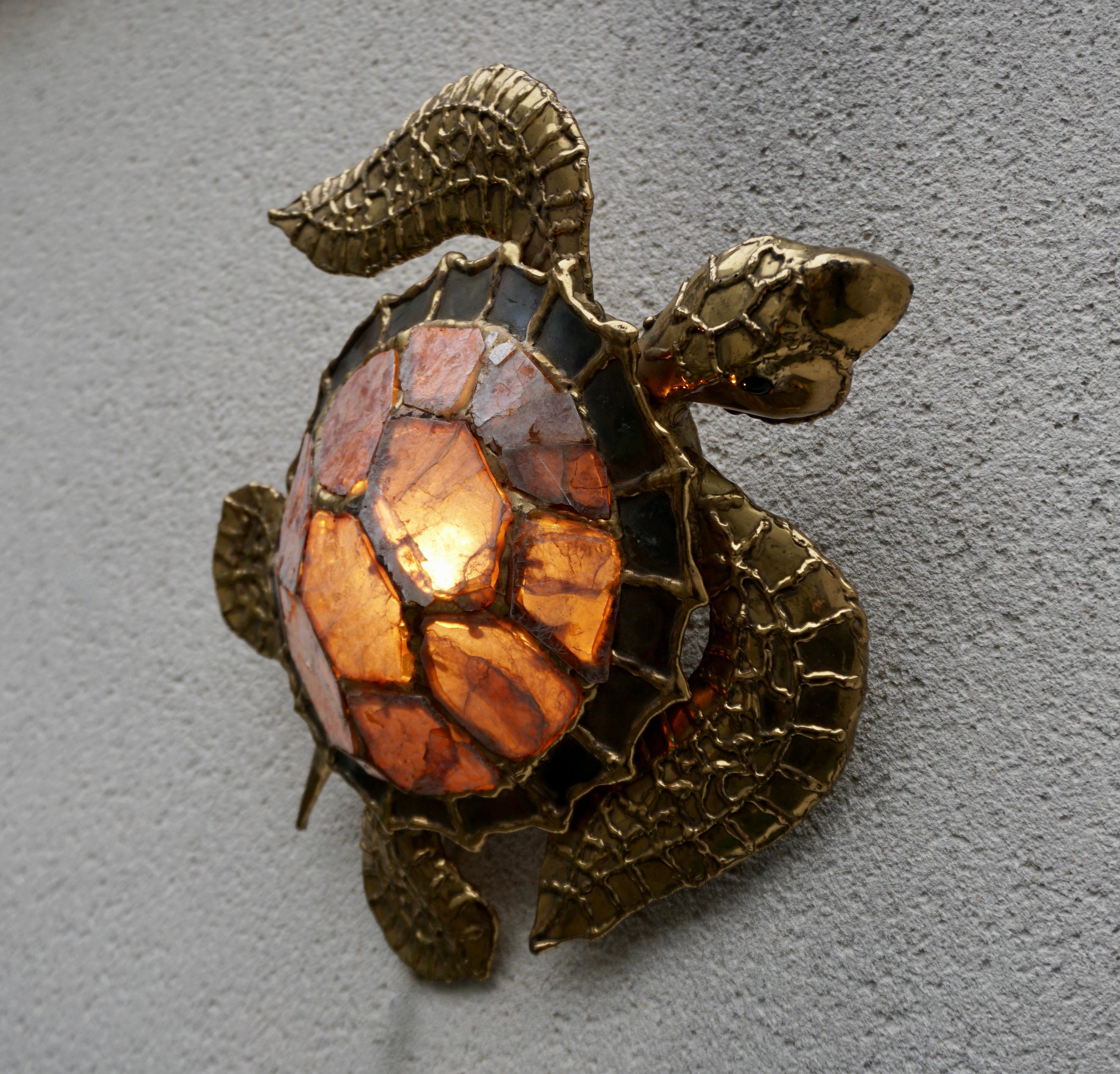 Ottone Lampada da parete a forma di tartaruga in ottone e madreperla, unica nel suo genere, della metà del secolo scorso in vendita