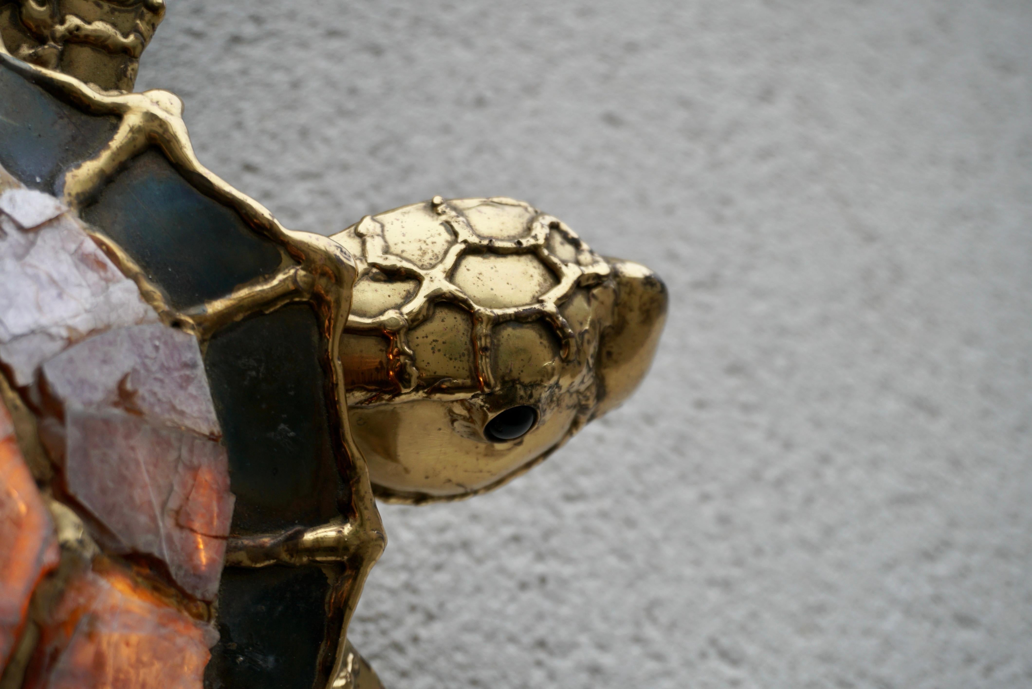 Lampada da parete a forma di tartaruga in ottone e madreperla, unica nel suo genere, della metà del secolo scorso in vendita 1