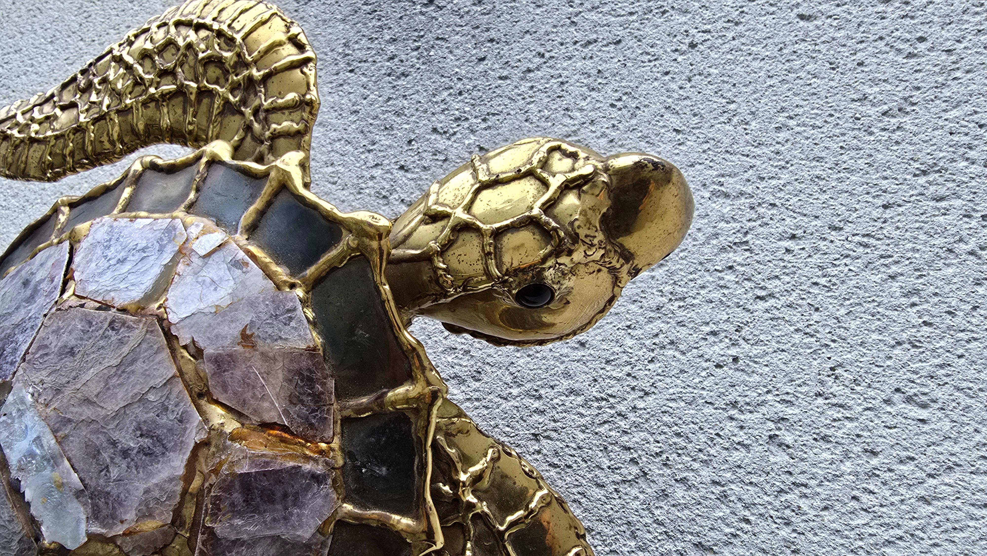 Lampada da parete a forma di tartaruga in ottone e madreperla, unica nel suo genere, della metà del secolo scorso in vendita 2