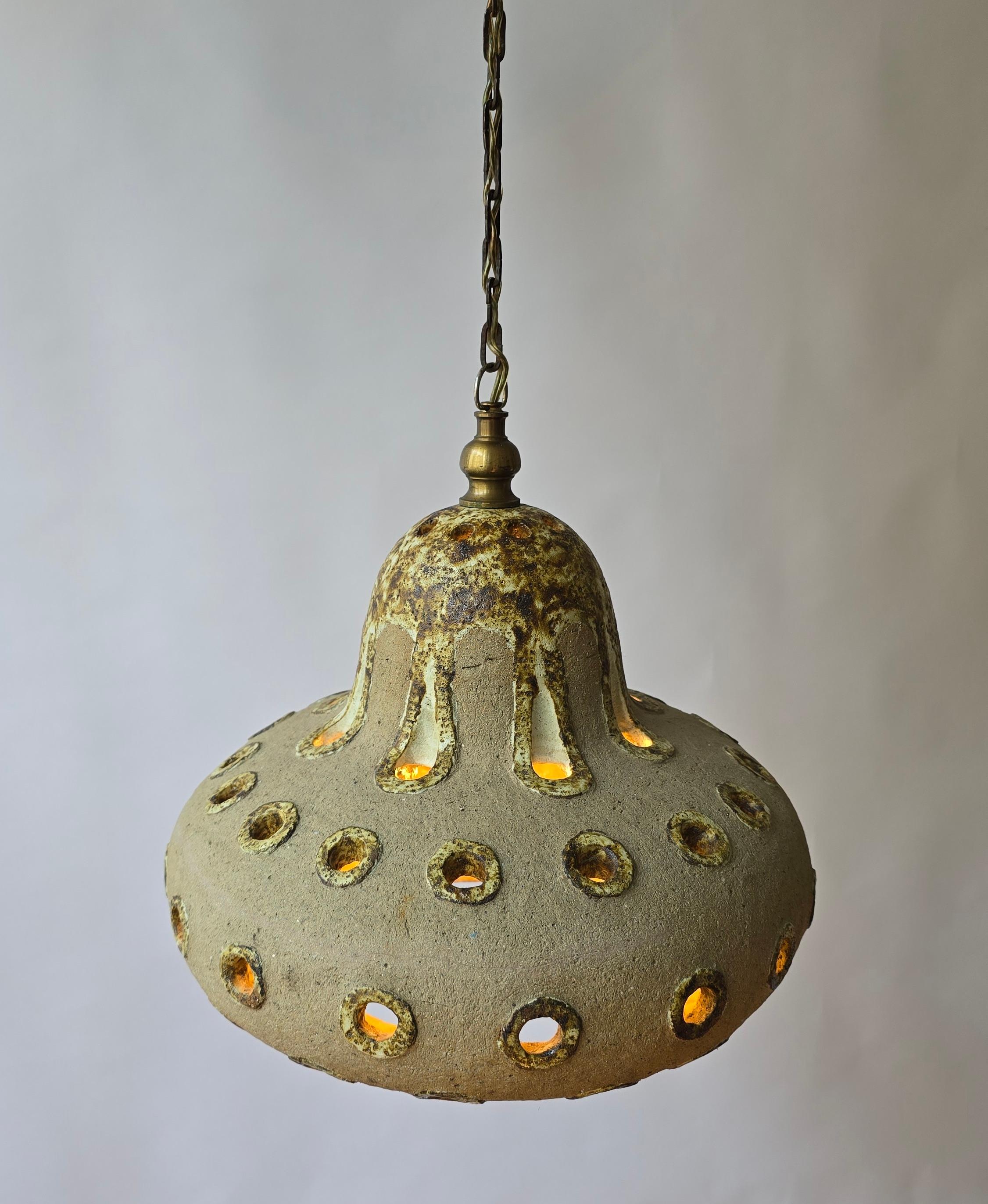 Lampada a sospensione in ceramica della metà del secolo scorso - Design europeo (1950-1960 circa)

Questa eccezionale lampada a sospensione in ceramica risale alla metà del XX secolo ed è stata probabilmente realizzata in Belgio, Francia o Italia.