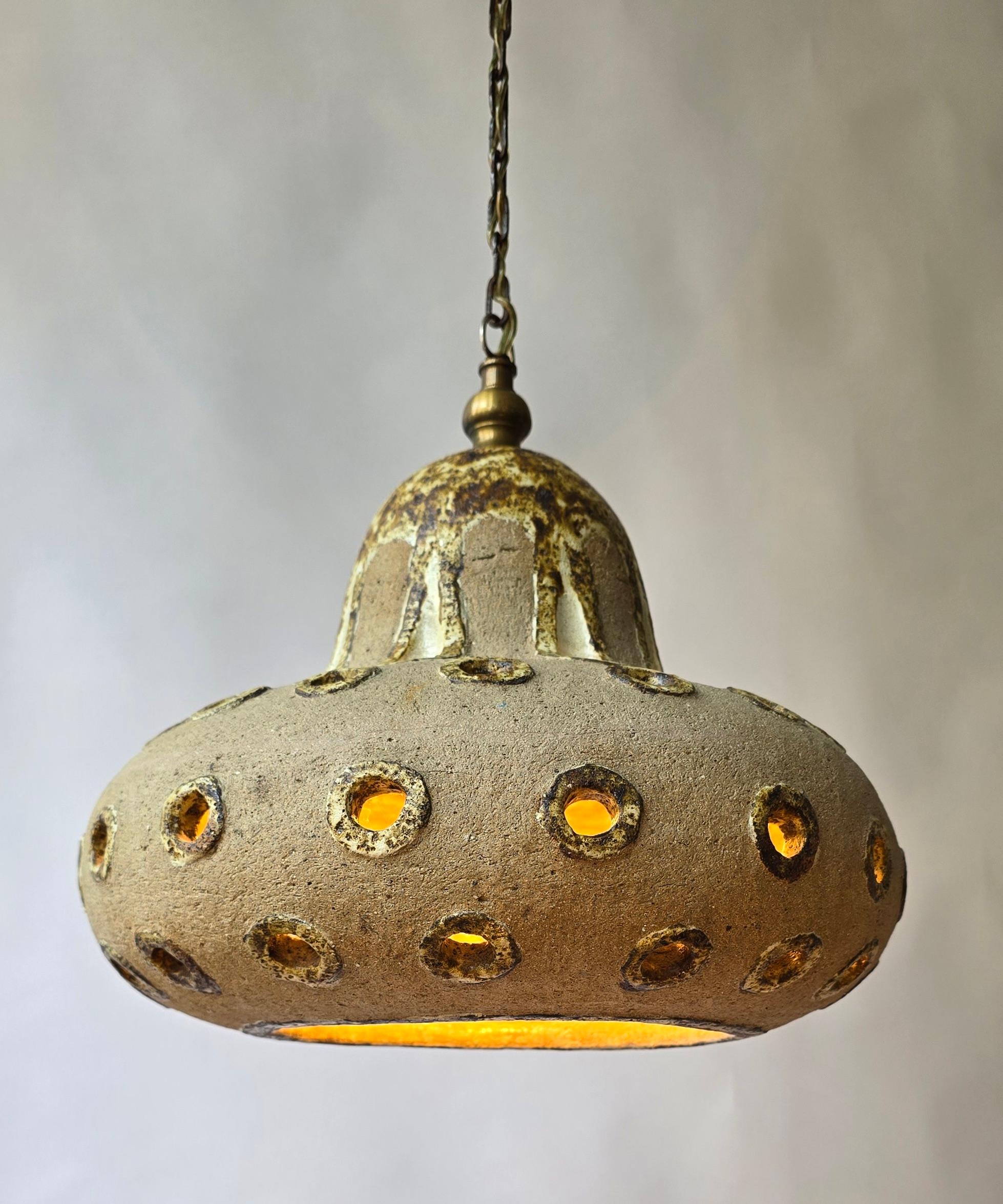 Lampada a sospensione in ceramica di metà secolo, unica nel suo genere In condizioni buone in vendita a Antwerp, BE