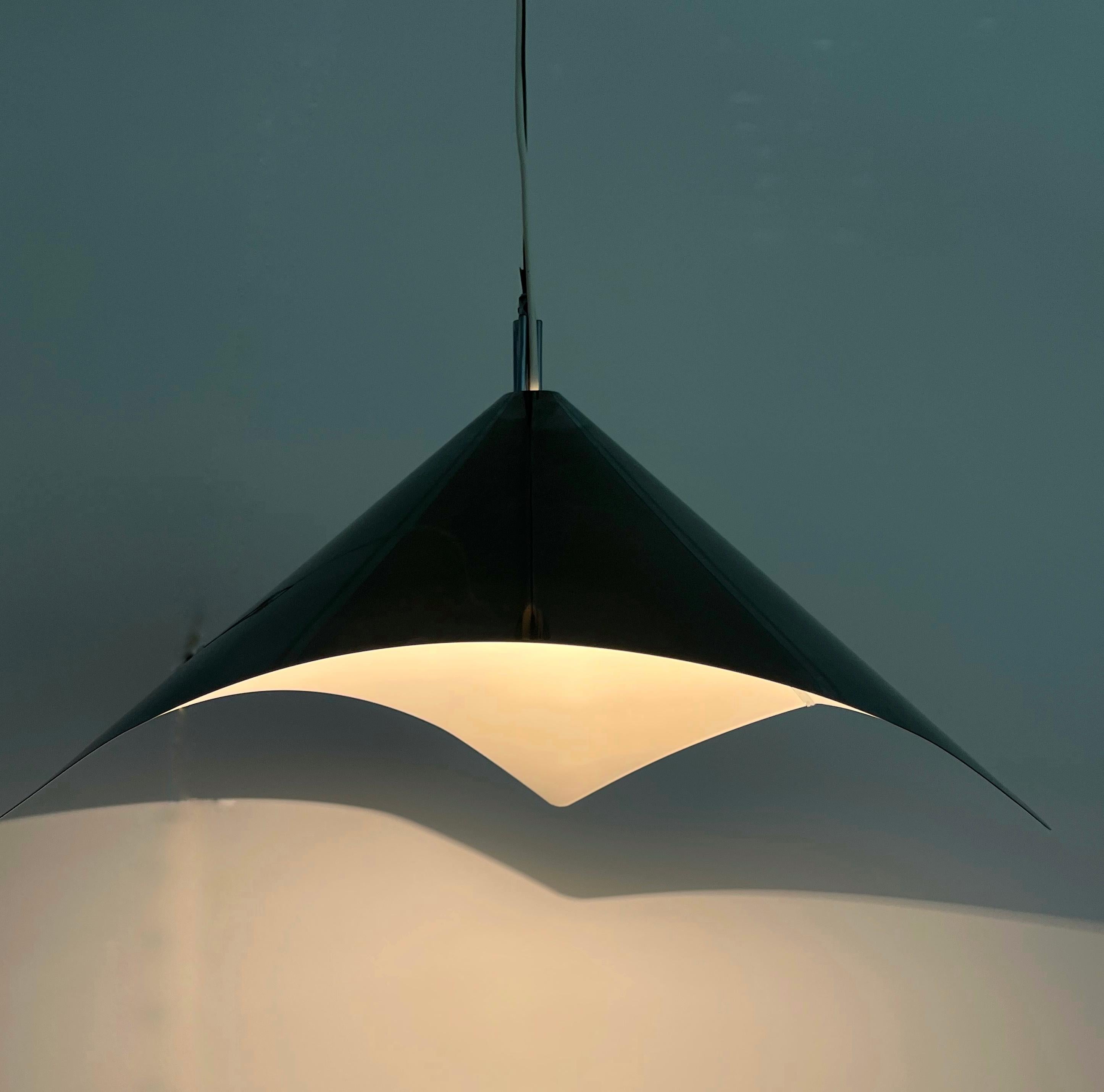 Eccezionale e unico lampadario di metà secolo di Leonardo Marelli per Estiluz. Model No: T-0550. Questo apparecchio è stato progettato e prodotto a Barcellona (Spagna) negli anni '1978.
Le condizioni sono eccellenti, non sono mai state usate, sono