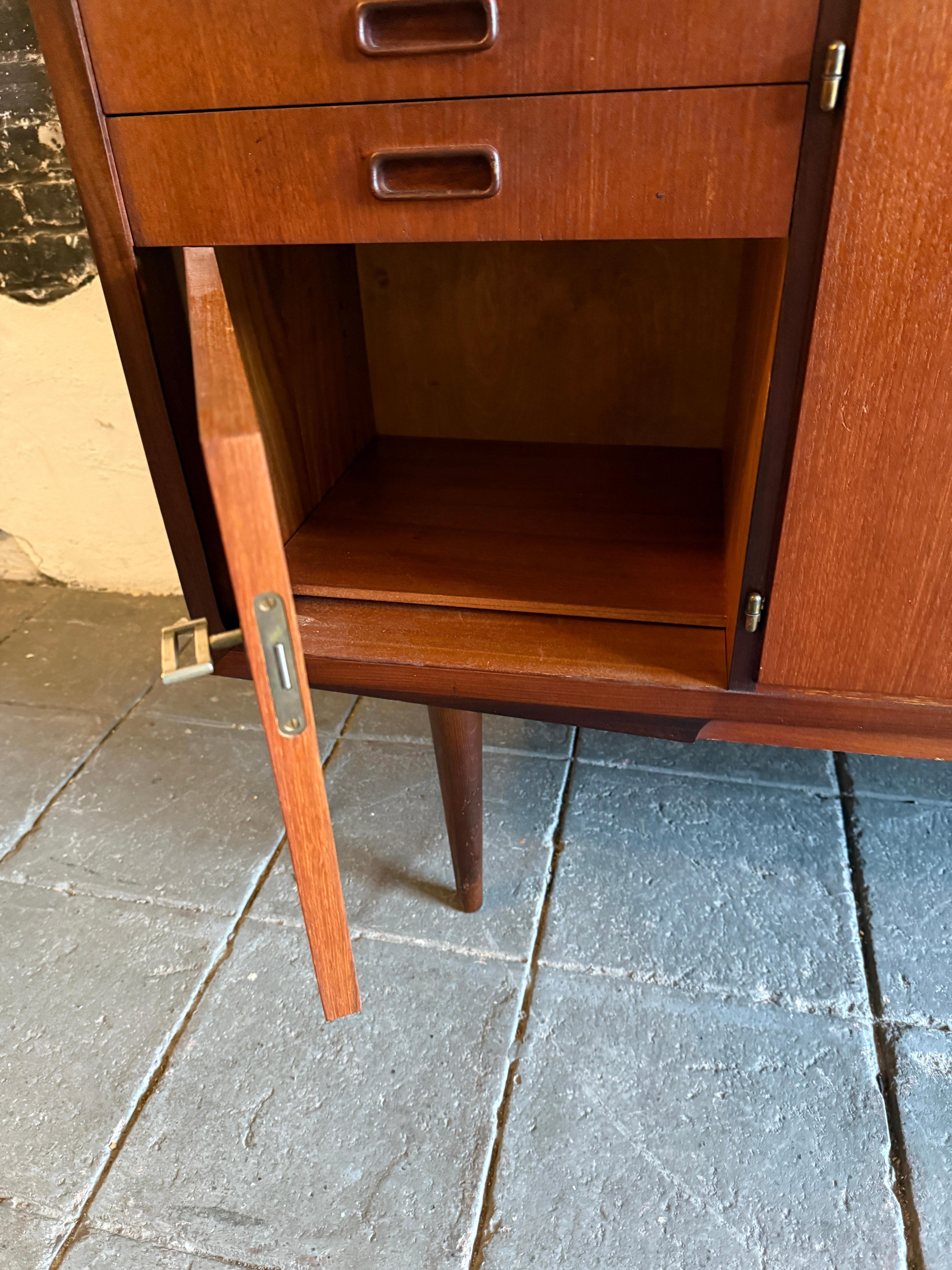 Credenza in teak moderna danese del metà secolo, unica nel suo genere, con chiave in vendita 2