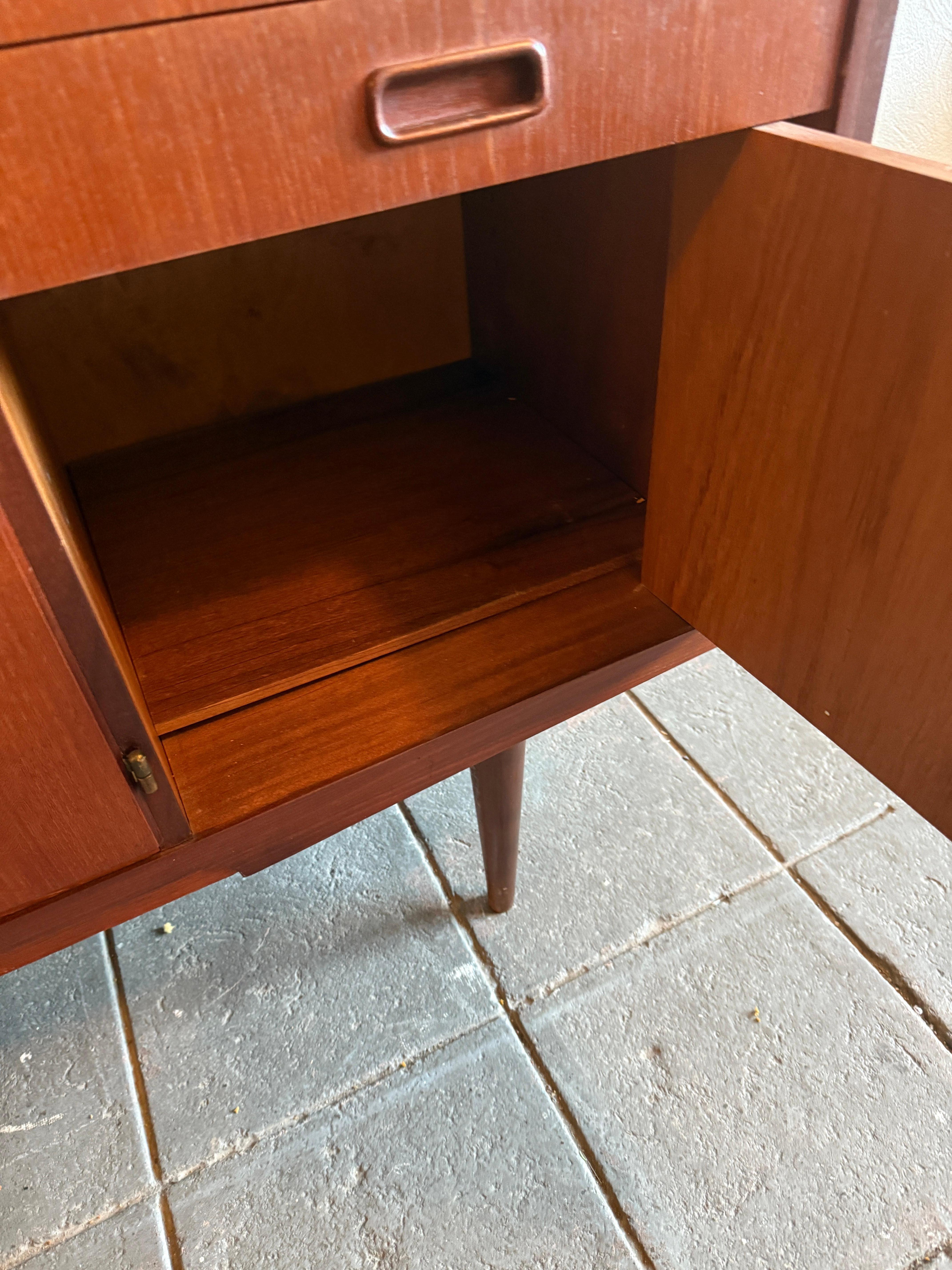 Credenza in teak moderna danese del metà secolo, unica nel suo genere, con chiave in vendita 3