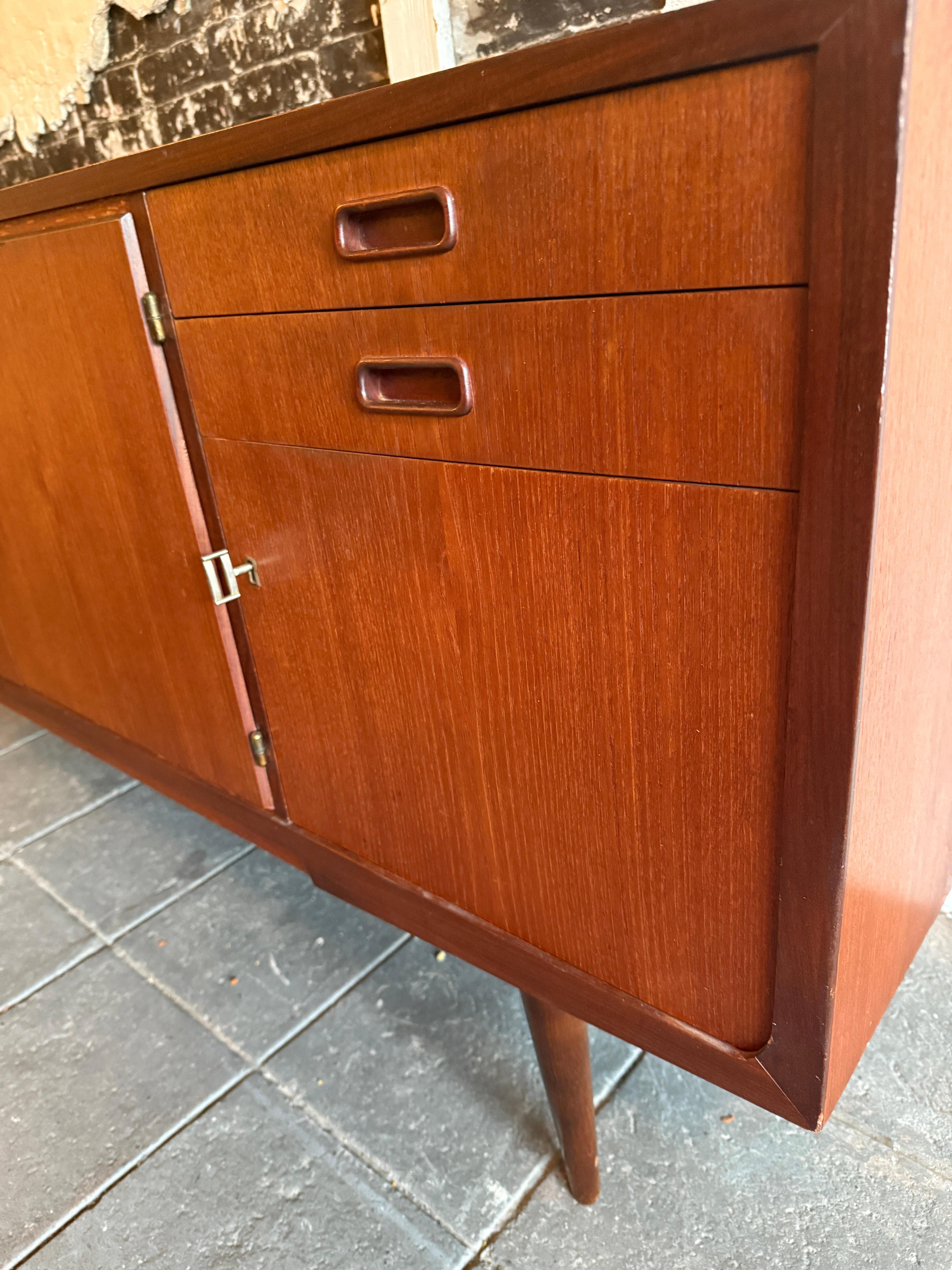 Credenza in teak moderna danese del metà secolo, unica nel suo genere, con chiave in vendita 4