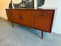 Einzigartige dänische moderne Teakholzkredenz aus der Mitte des Jahrhunderts mit Schlüssel