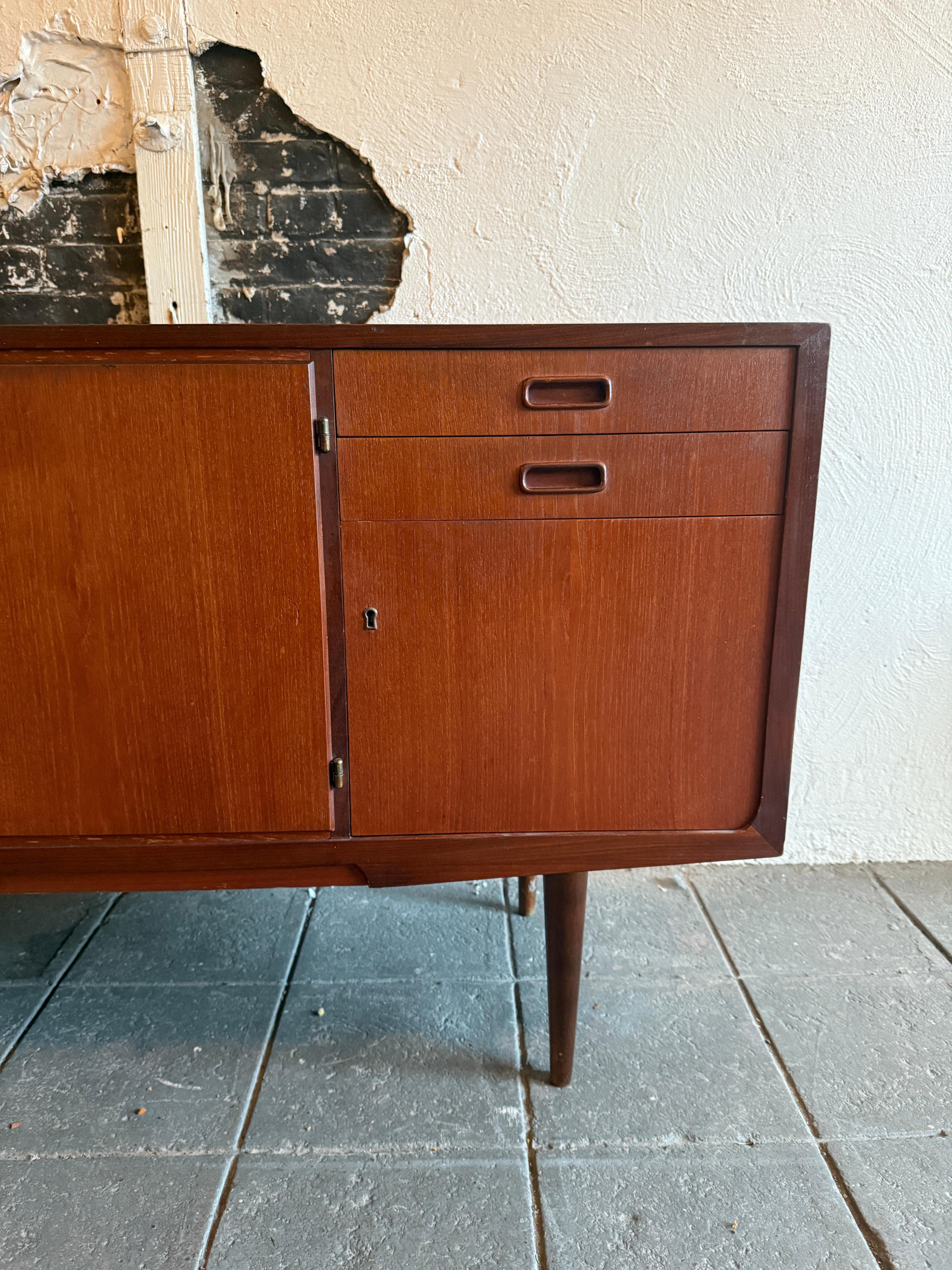Scandinavo moderno Credenza in teak moderna danese del metà secolo, unica nel suo genere, con chiave in vendita