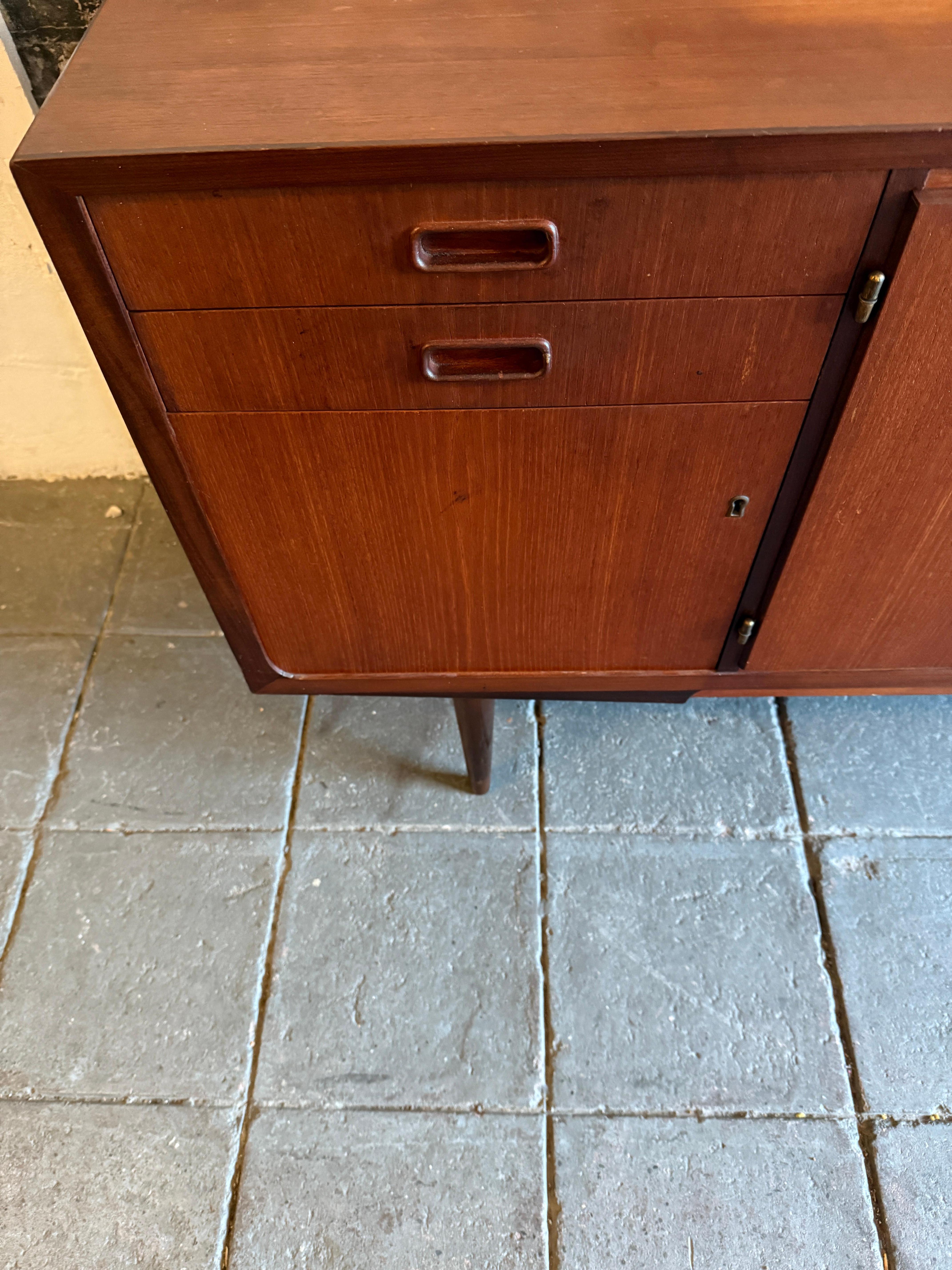 Danese Credenza in teak moderna danese del metà secolo, unica nel suo genere, con chiave in vendita