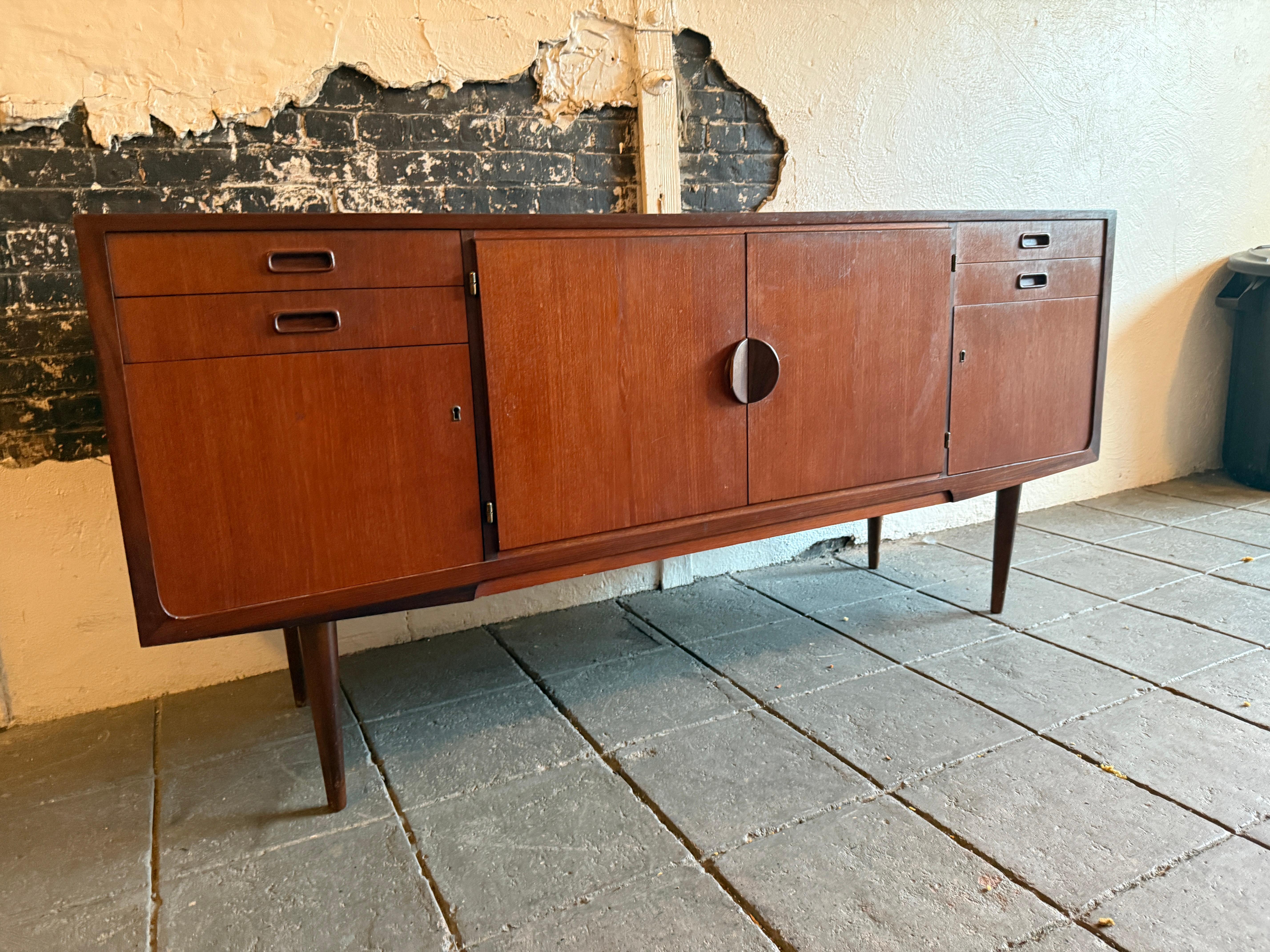 Falegnameria Credenza in teak moderna danese del metà secolo, unica nel suo genere, con chiave in vendita
