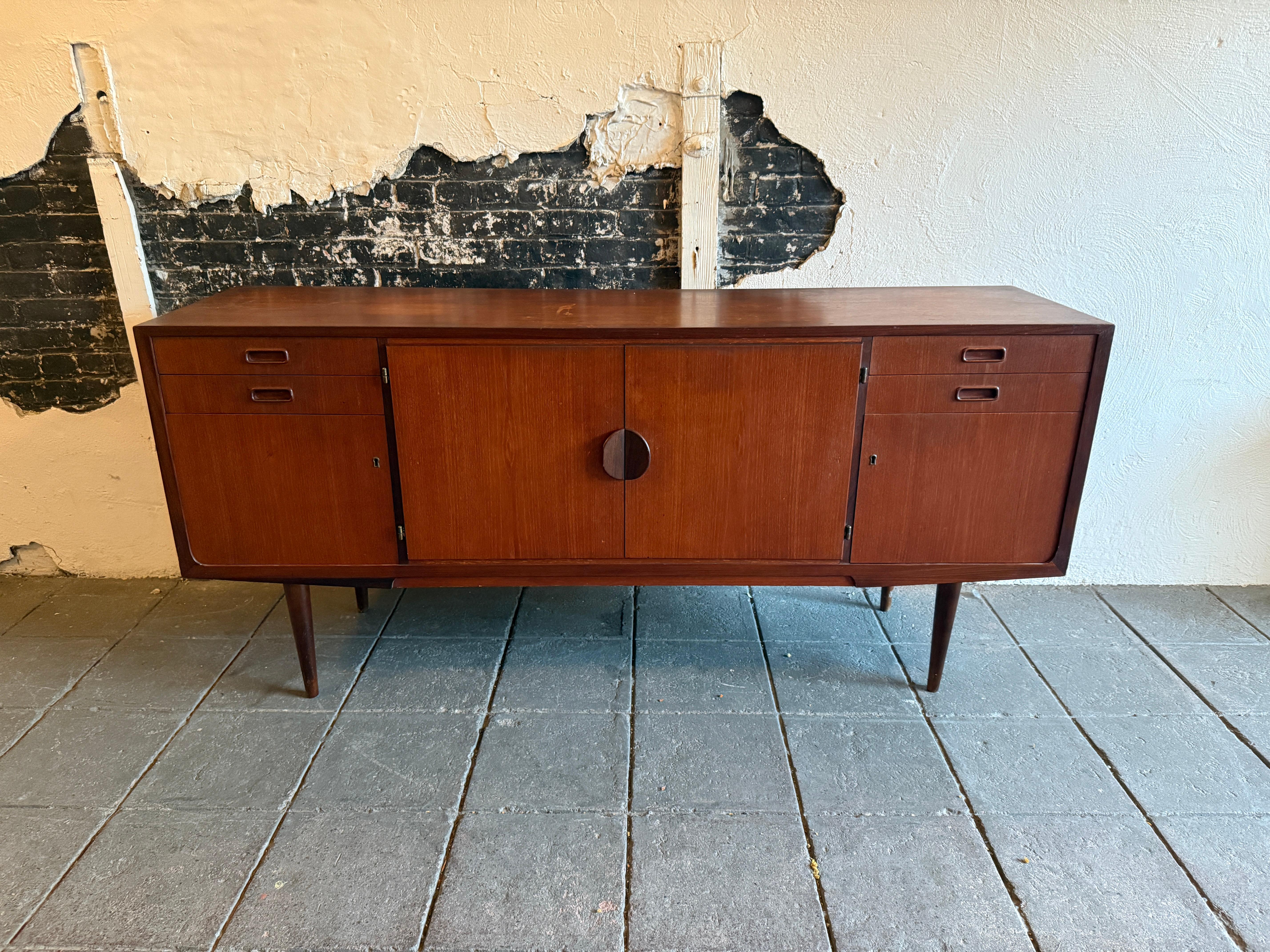 Credenza in teak moderna danese del metà secolo, unica nel suo genere, con chiave In condizioni buone in vendita a Brooklyn, NY