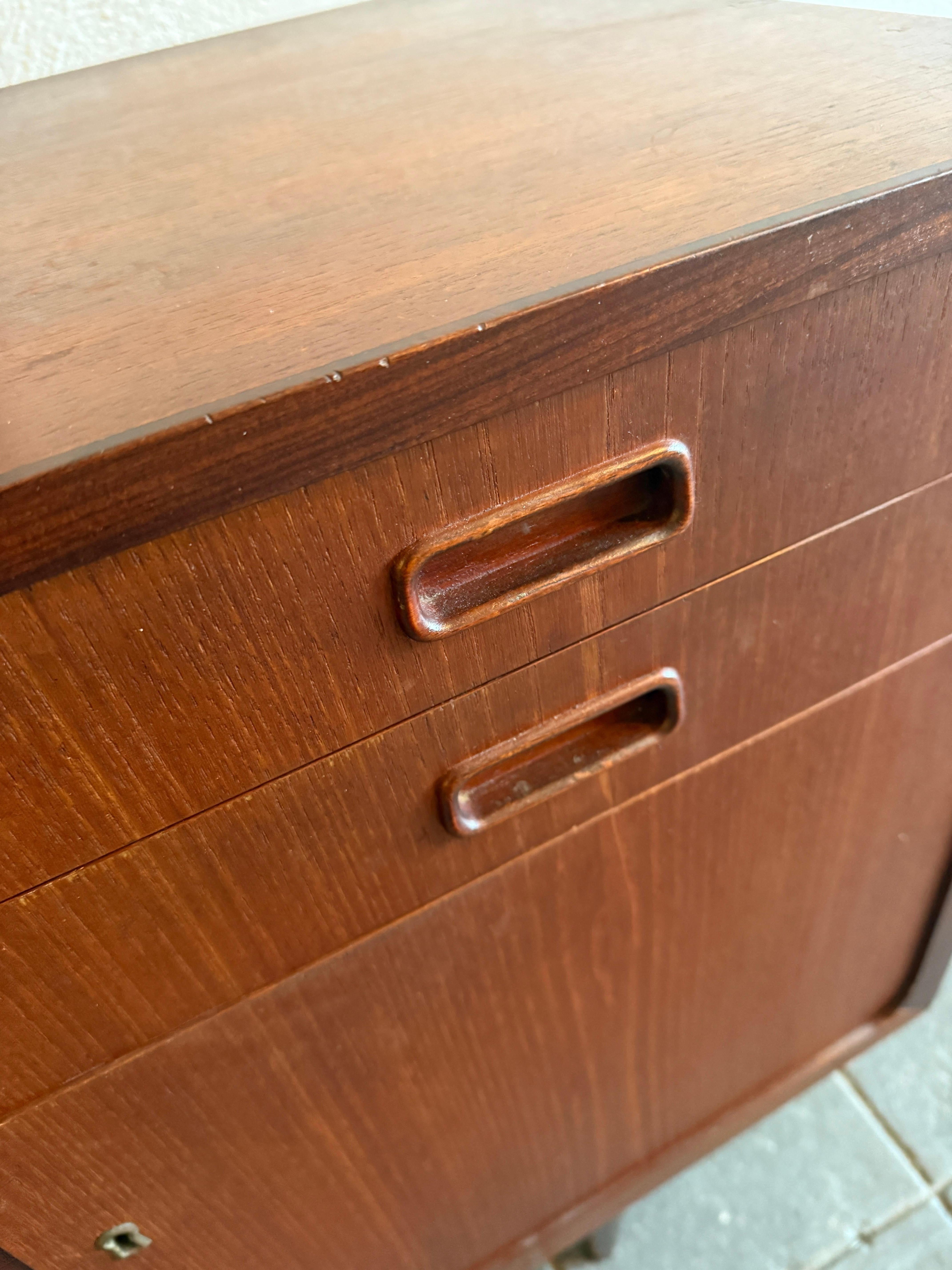 Metà XX secolo Credenza in teak moderna danese del metà secolo, unica nel suo genere, con chiave in vendita