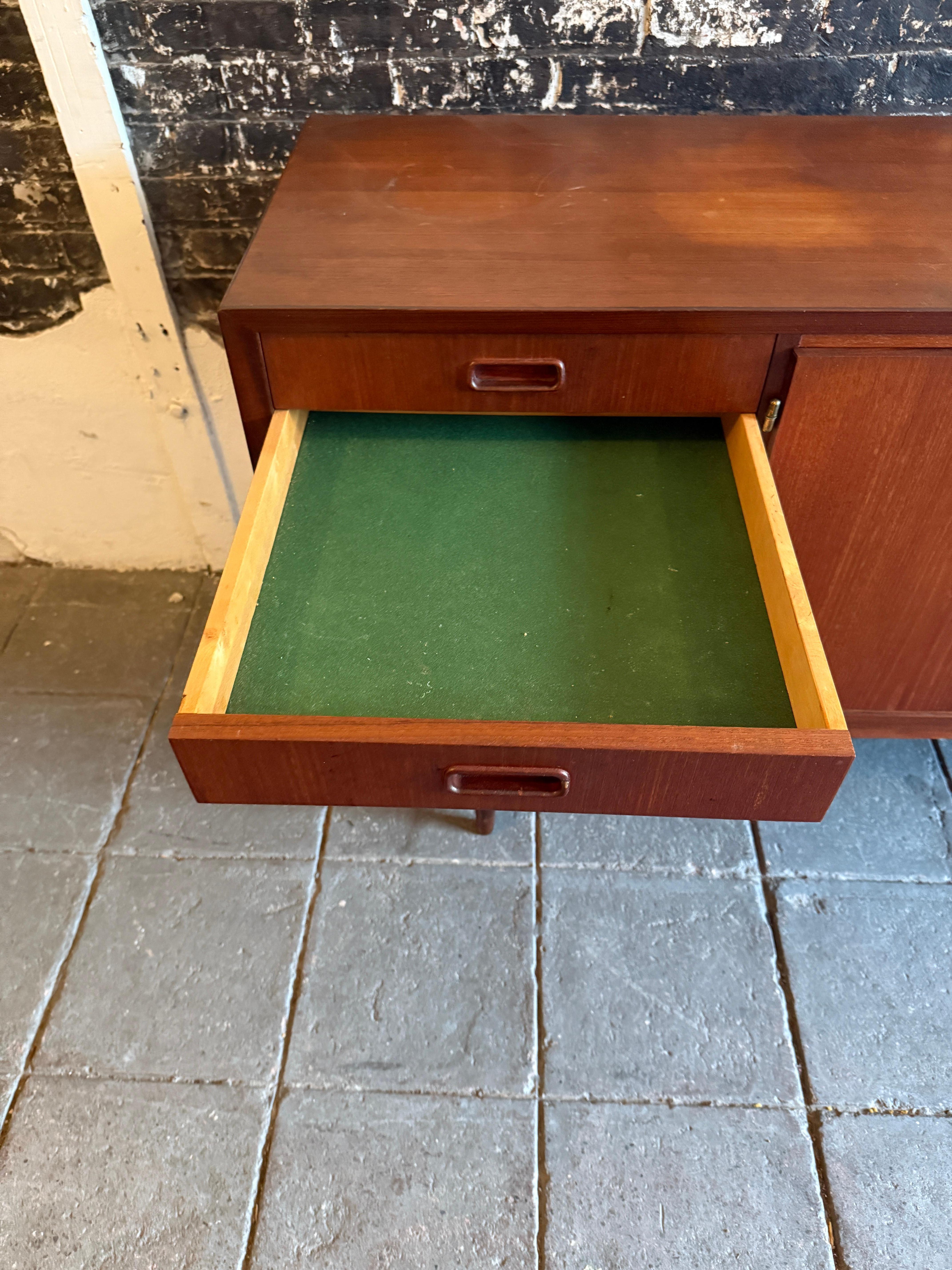 Betulla Credenza in teak moderna danese del metà secolo, unica nel suo genere, con chiave in vendita