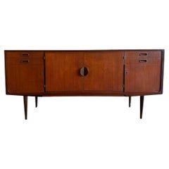 Credenza in teak moderna danese del metà secolo, unica nel suo genere, con chiave
