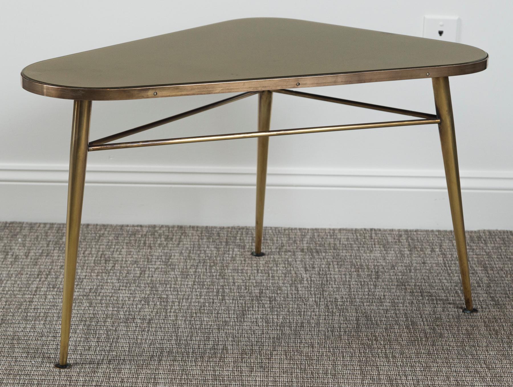Milieu du XXe siècle Table basse triangulaire italienne unique en laiton du milieu du siècle dernier en vente