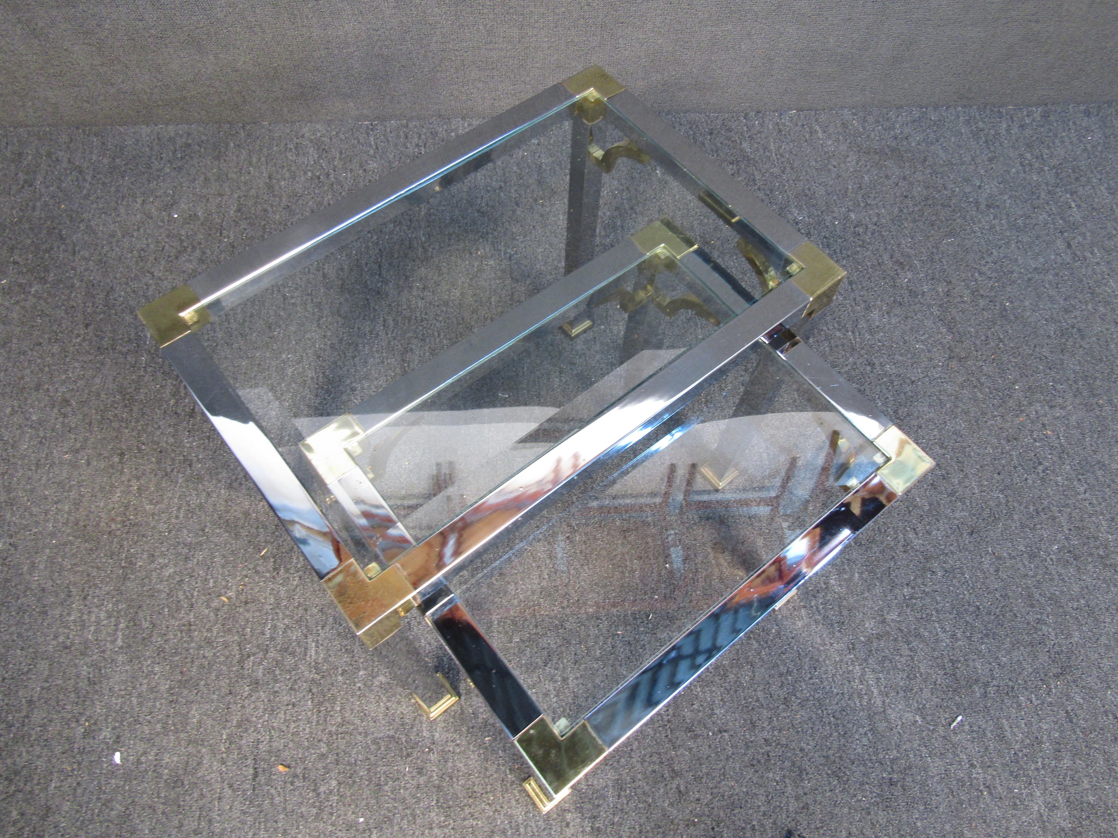 Einzigartige Beistelltische aus Metall und Glas aus der Mitte des Jahrhunderts (Moderne der Mitte des Jahrhunderts) im Angebot