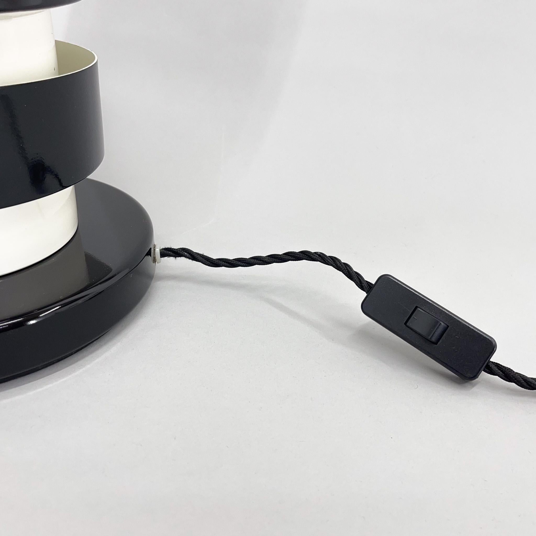 20ième siècle Lampe de table unique en métal du milieu du siècle, restaurée en vente