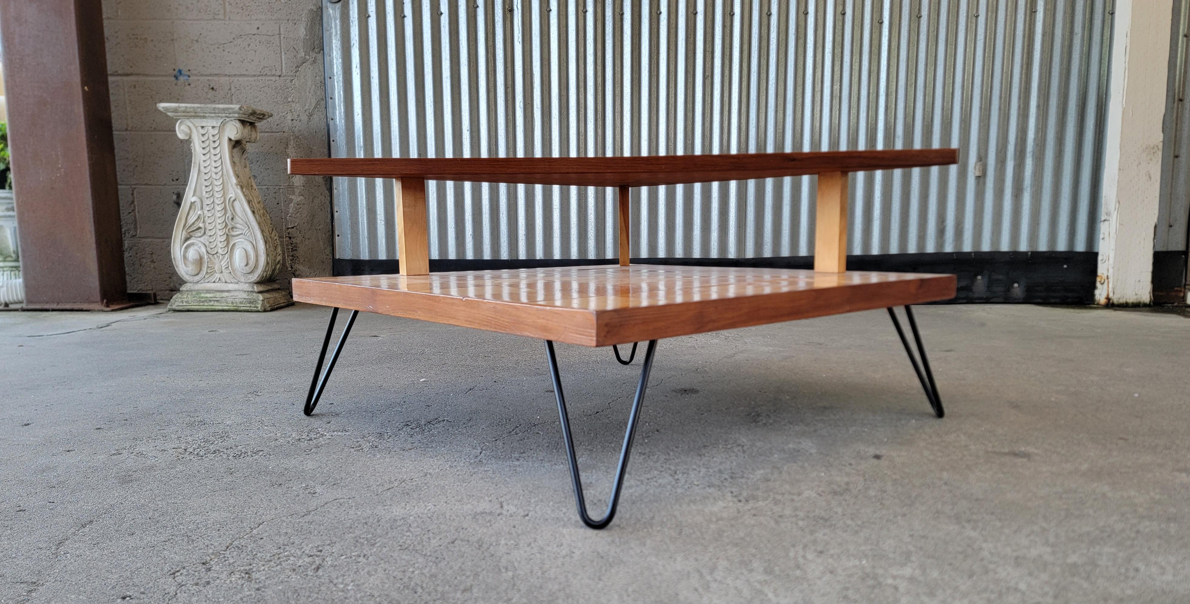 Table d'angle à 2 niveaux, moderne du milieu du siècle dernier, avec marqueterie en vente 4