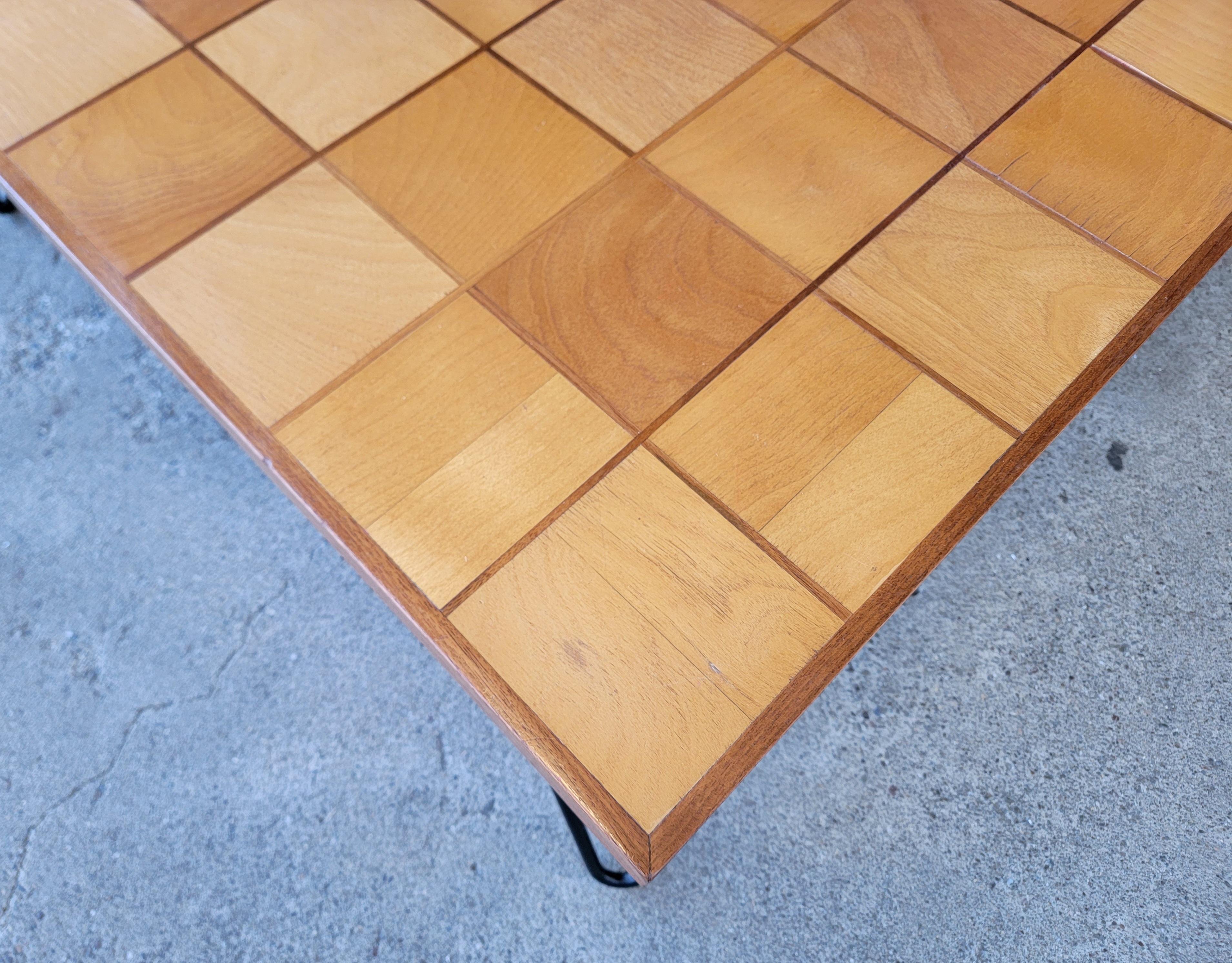 Table d'angle à 2 niveaux, moderne du milieu du siècle dernier, avec marqueterie en vente 7