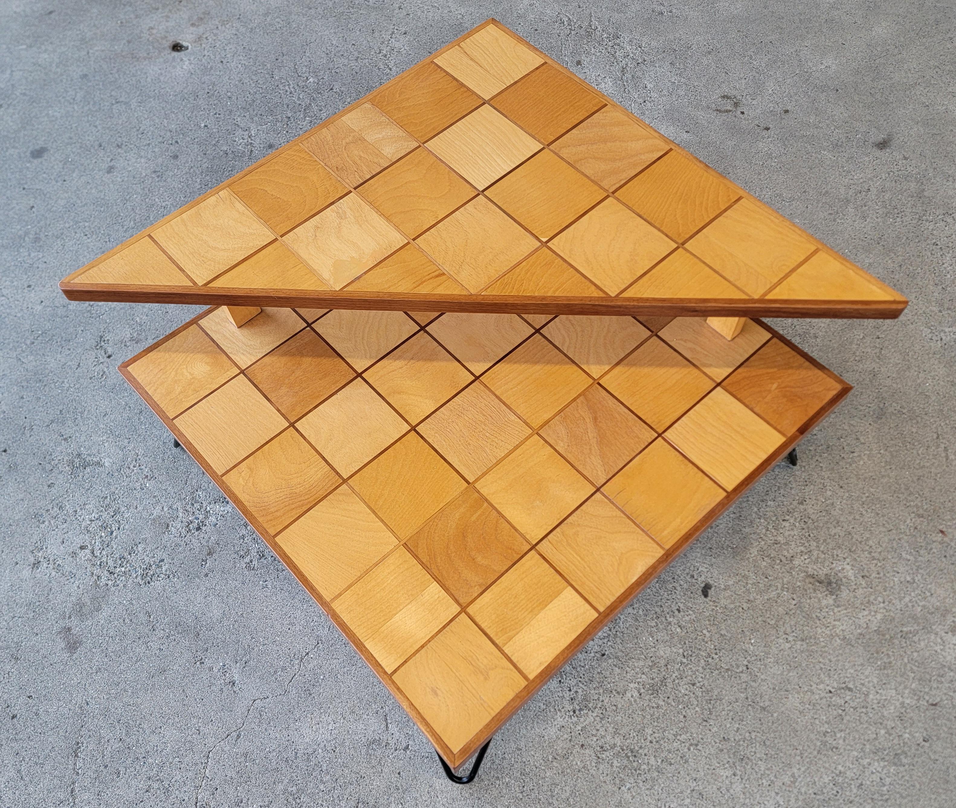Une table d'angle carrée unique en son genre. Circa. 1950's. Magnifique et habile travail de marqueterie réalisé à la main avec des carreaux d'érable encadrés dans de l'acajou massif. Pieds en fer en épingle à cheveux. La finition d'origine est d'un