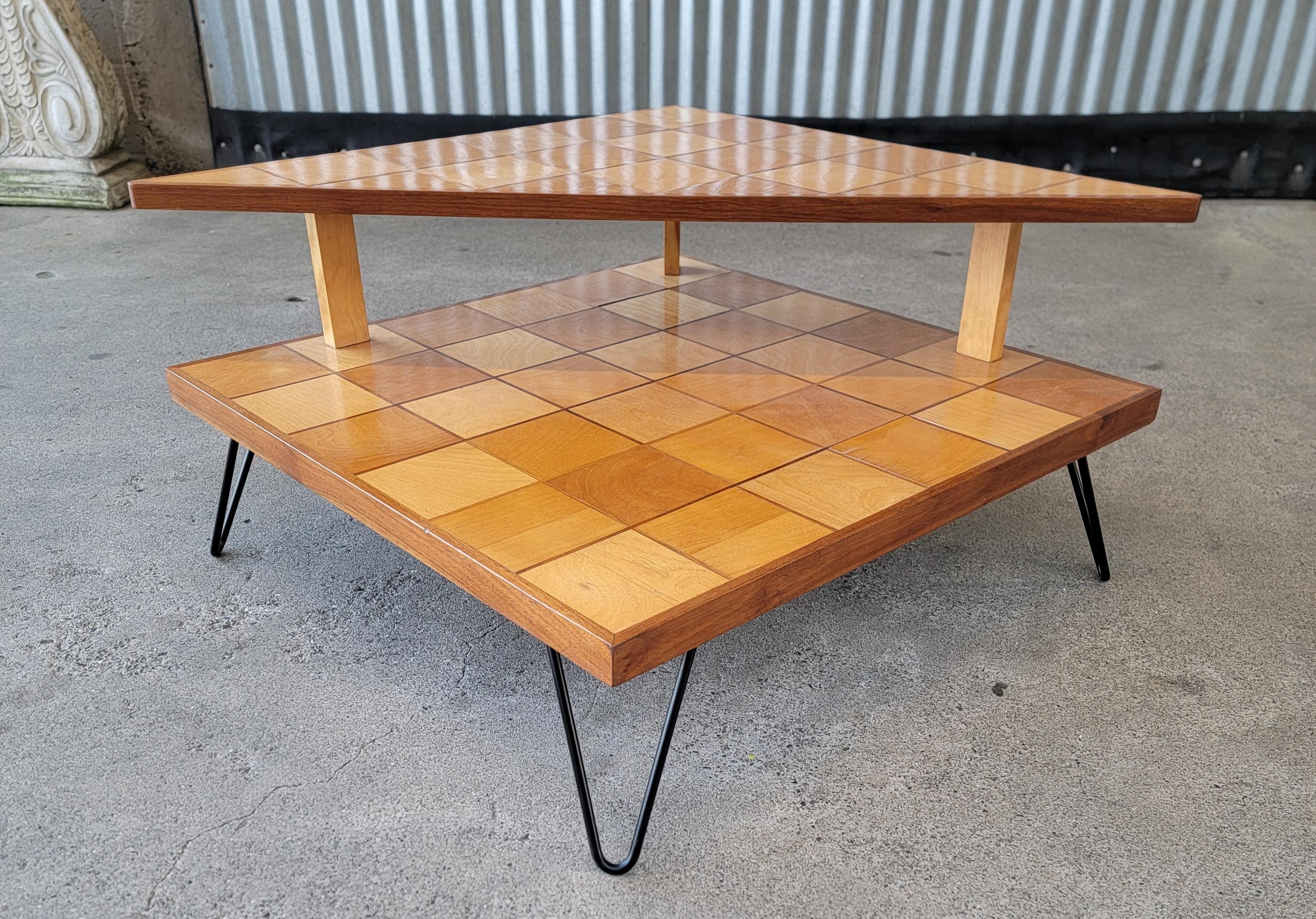 Mid-Century Modern Table d'angle à 2 niveaux, moderne du milieu du siècle dernier, avec marqueterie en vente
