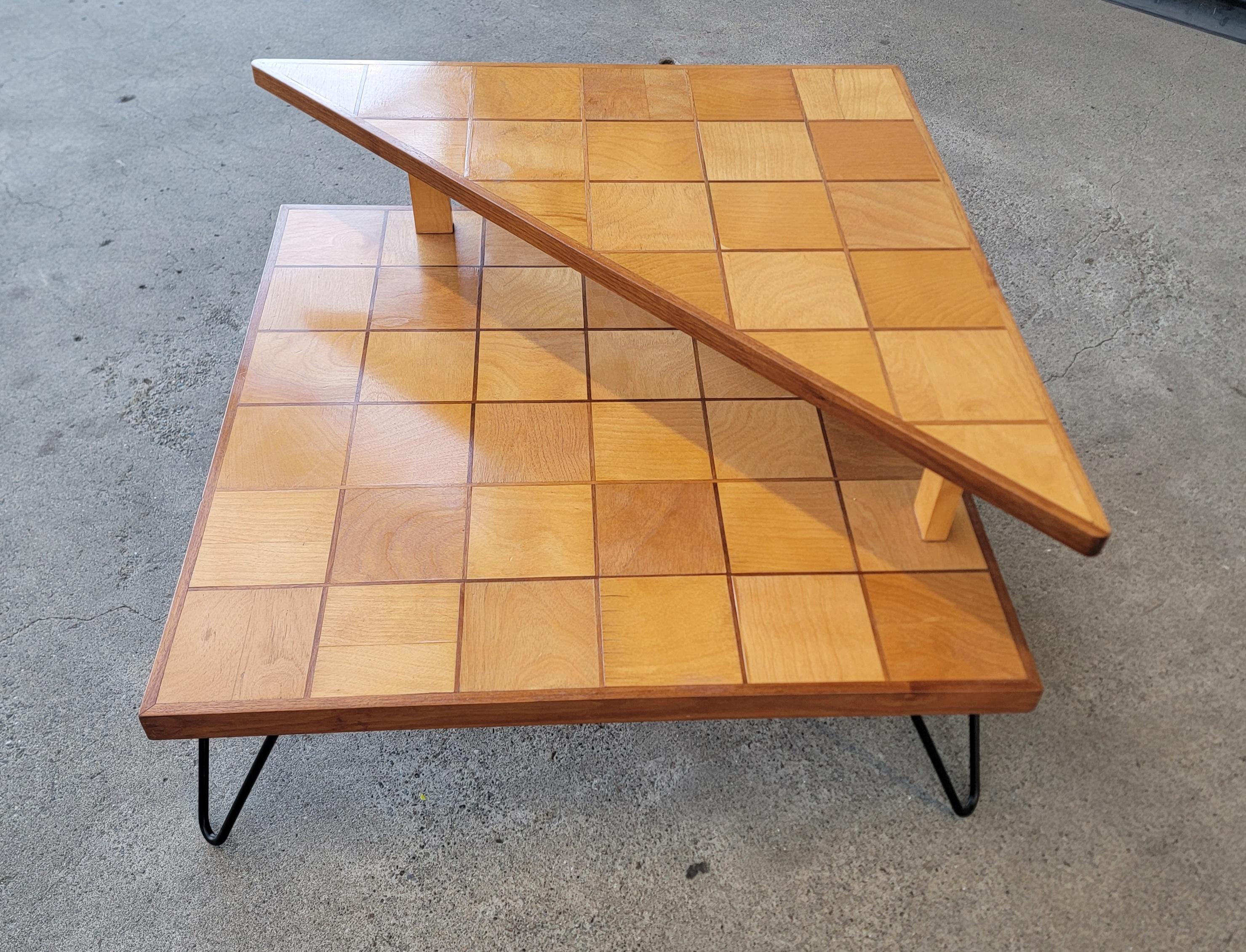 Table d'angle à 2 niveaux, moderne du milieu du siècle dernier, avec marqueterie Bon état - En vente à Fulton, CA