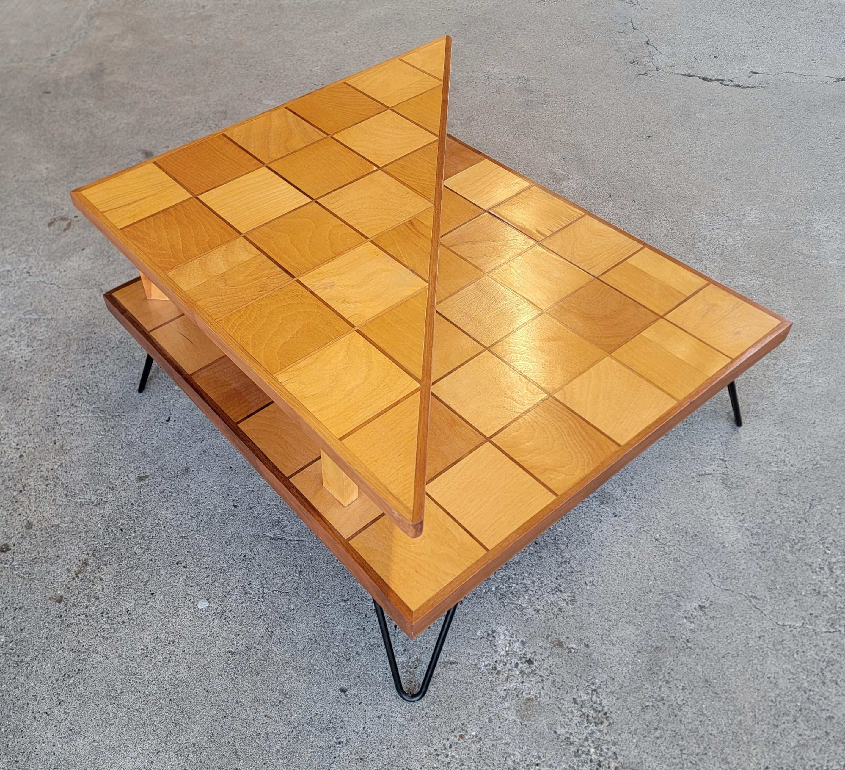 20ième siècle Table d'angle à 2 niveaux, moderne du milieu du siècle dernier, avec marqueterie en vente