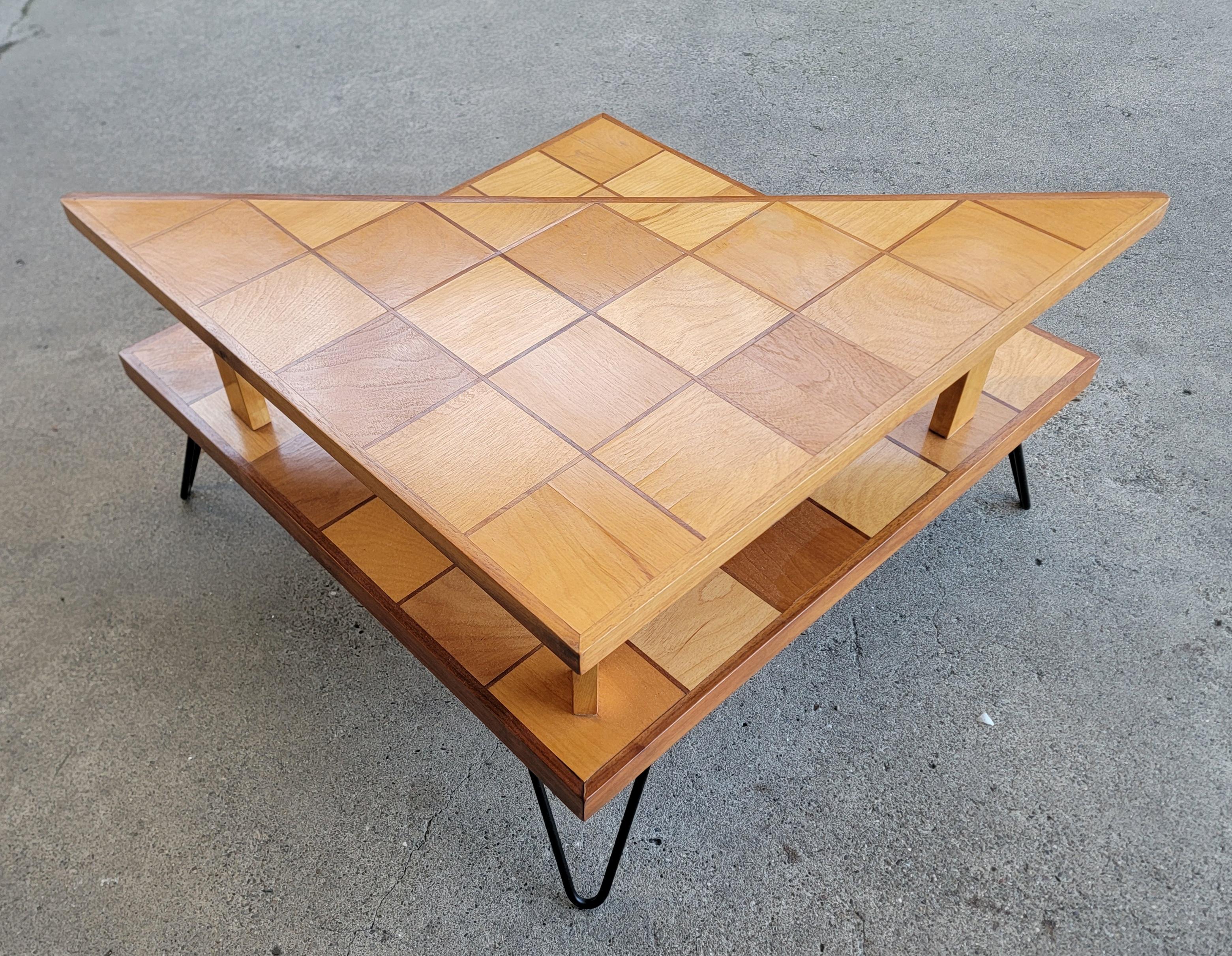 Érable Table d'angle à 2 niveaux, moderne du milieu du siècle dernier, avec marqueterie en vente
