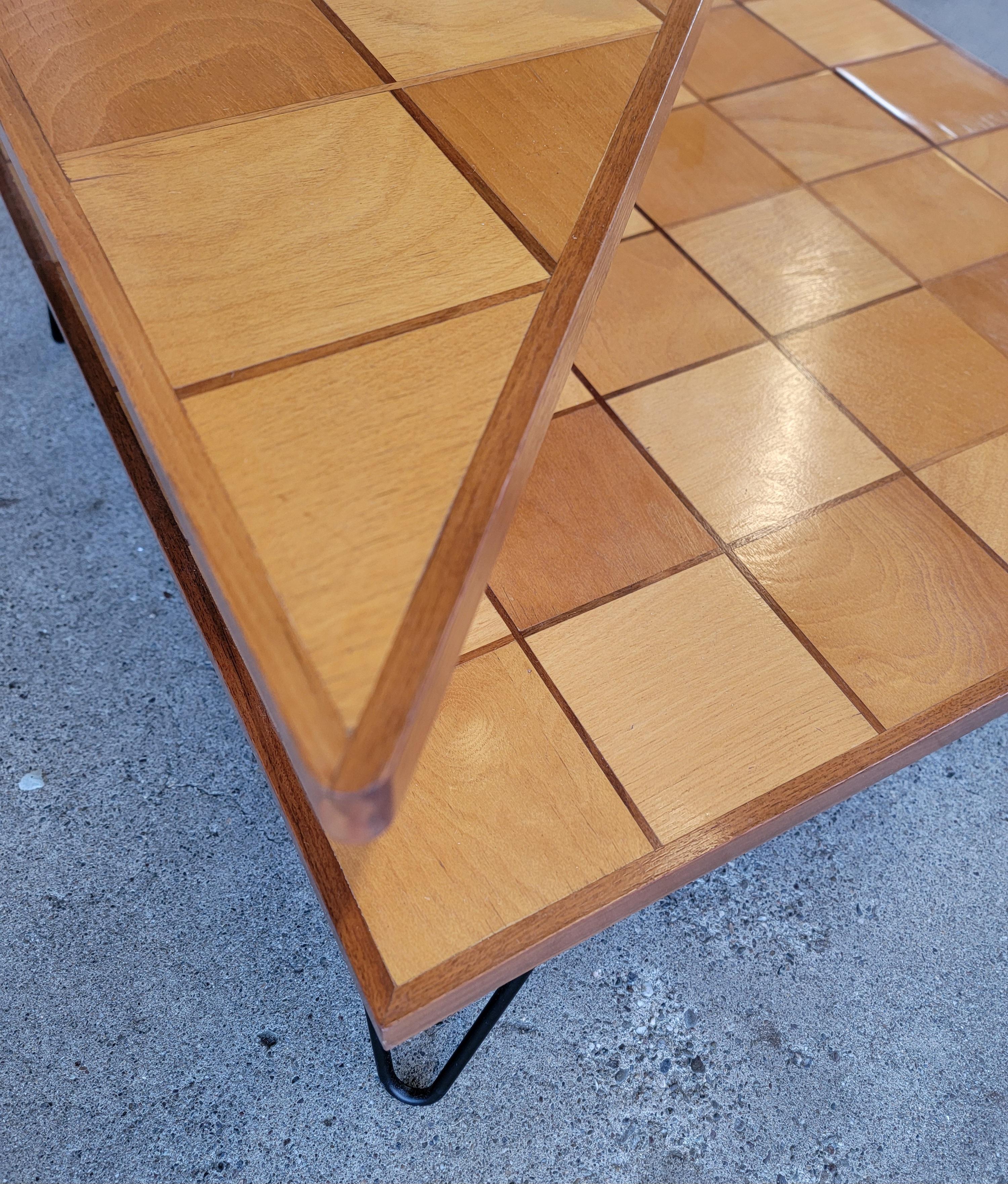 Table d'angle à 2 niveaux, moderne du milieu du siècle dernier, avec marqueterie en vente 1