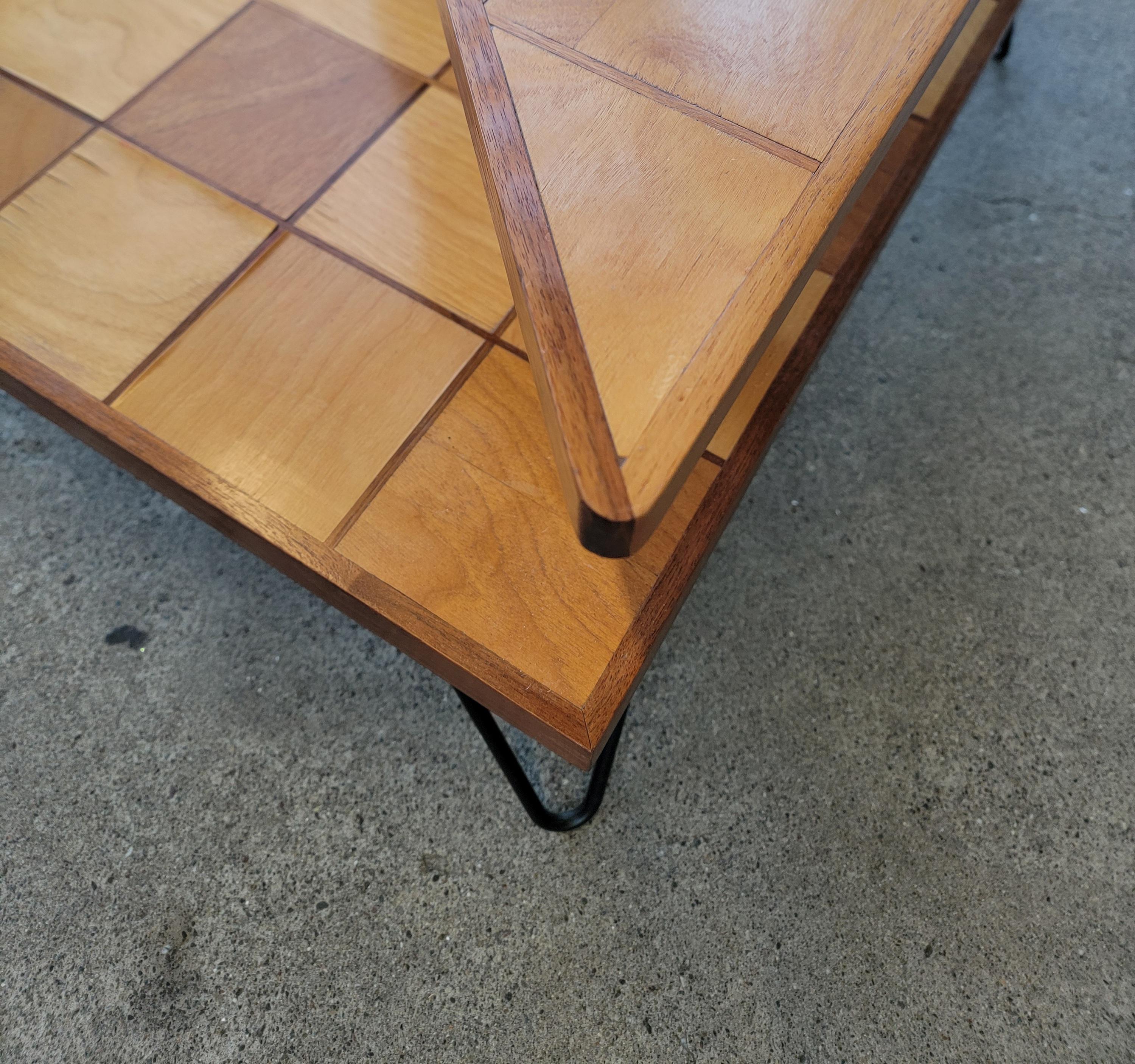 Table d'angle à 2 niveaux, moderne du milieu du siècle dernier, avec marqueterie en vente 2