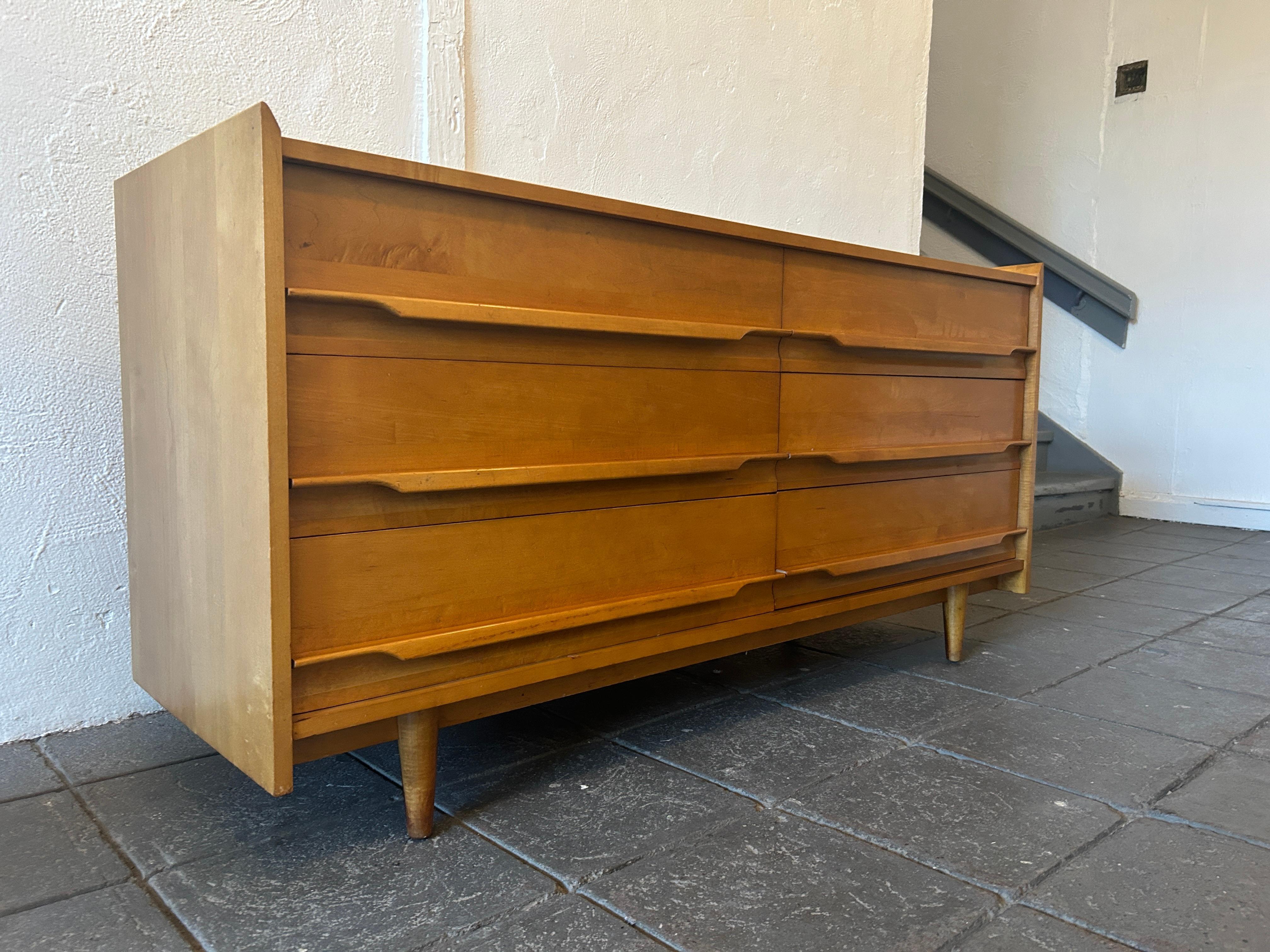 Mid-Century Modern Crédence unique en érable américain à 6 tiroirs, de style moderne du milieu du siècle dernier, par Crawford en vente