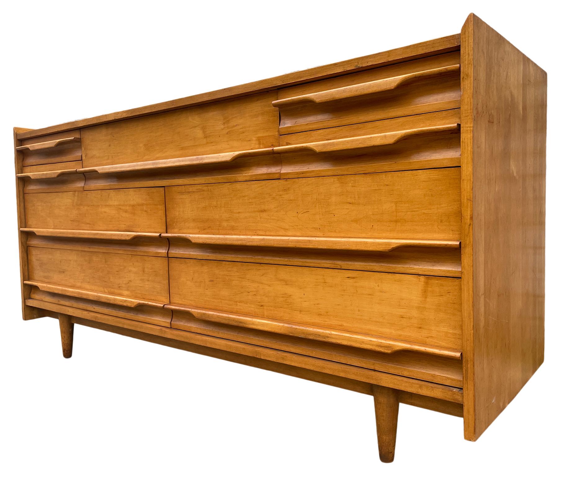 Unique Mid-Century Modern American Maple 9 Drawer Dresser Credenza by Crawford In Good Condition In BROOKLYN, NY