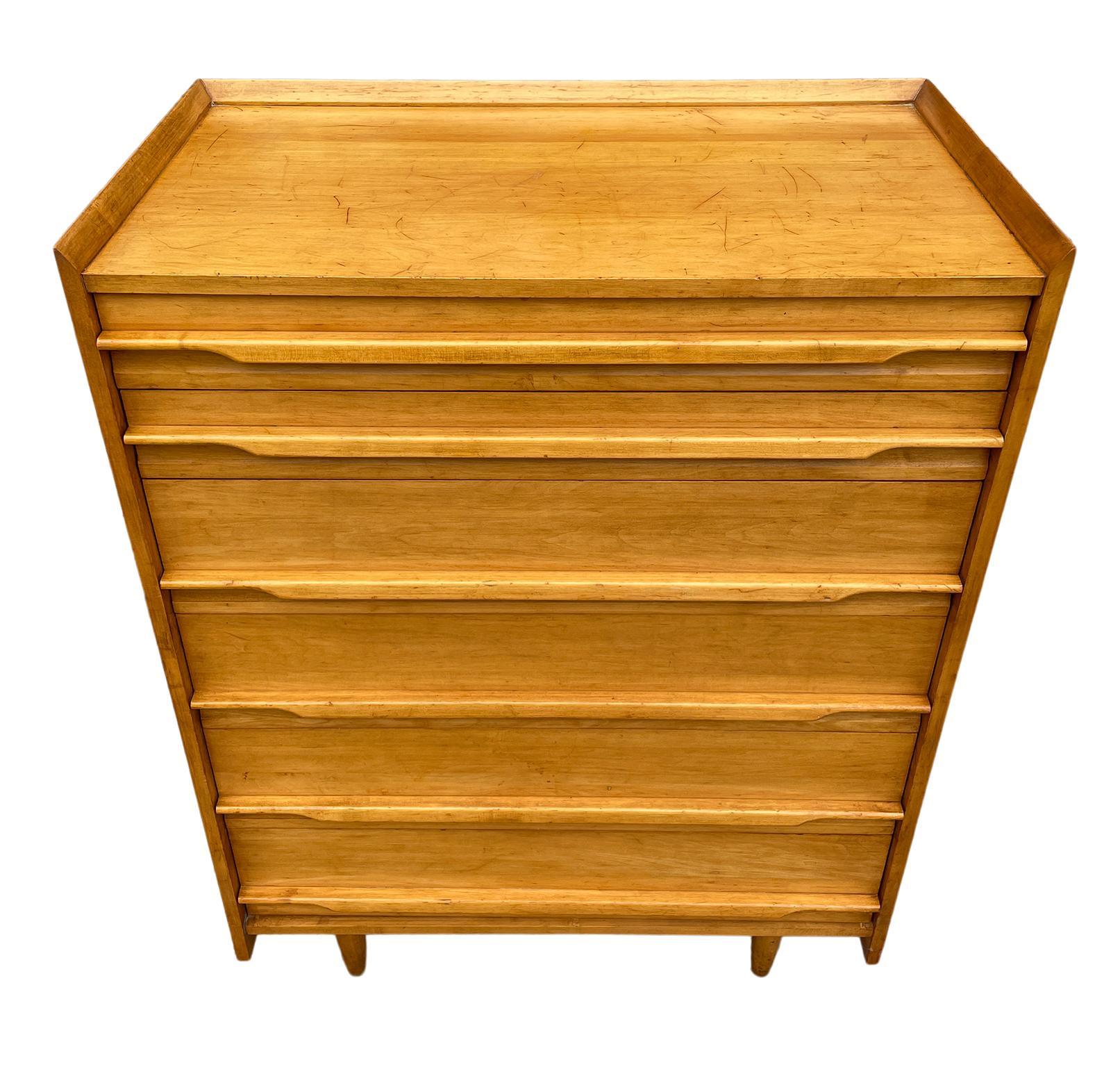 Comò alto a 6 cassetti in acero massiccio di Crawford, unico nel suo genere, della modernità di metà secolo. Costruito interamente in acero massiccio con maniglie intagliate, poggia su 4 gambe affusolate. Condizioni originali d'epoca. Presenta