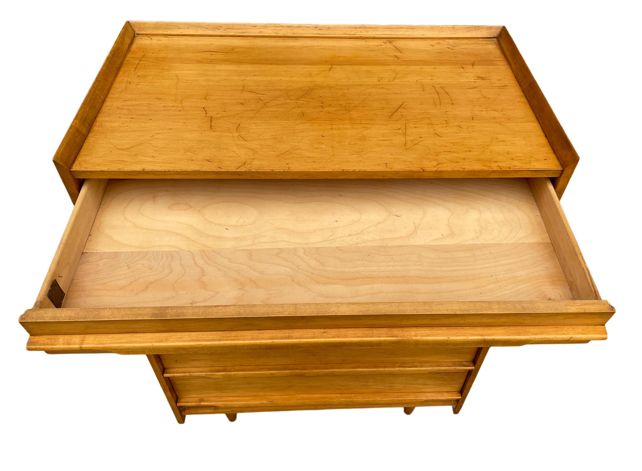 Américain Commode à 6 tiroirs unique en érable américain, de style moderne du milieu du siècle dernier, par Crawford en vente