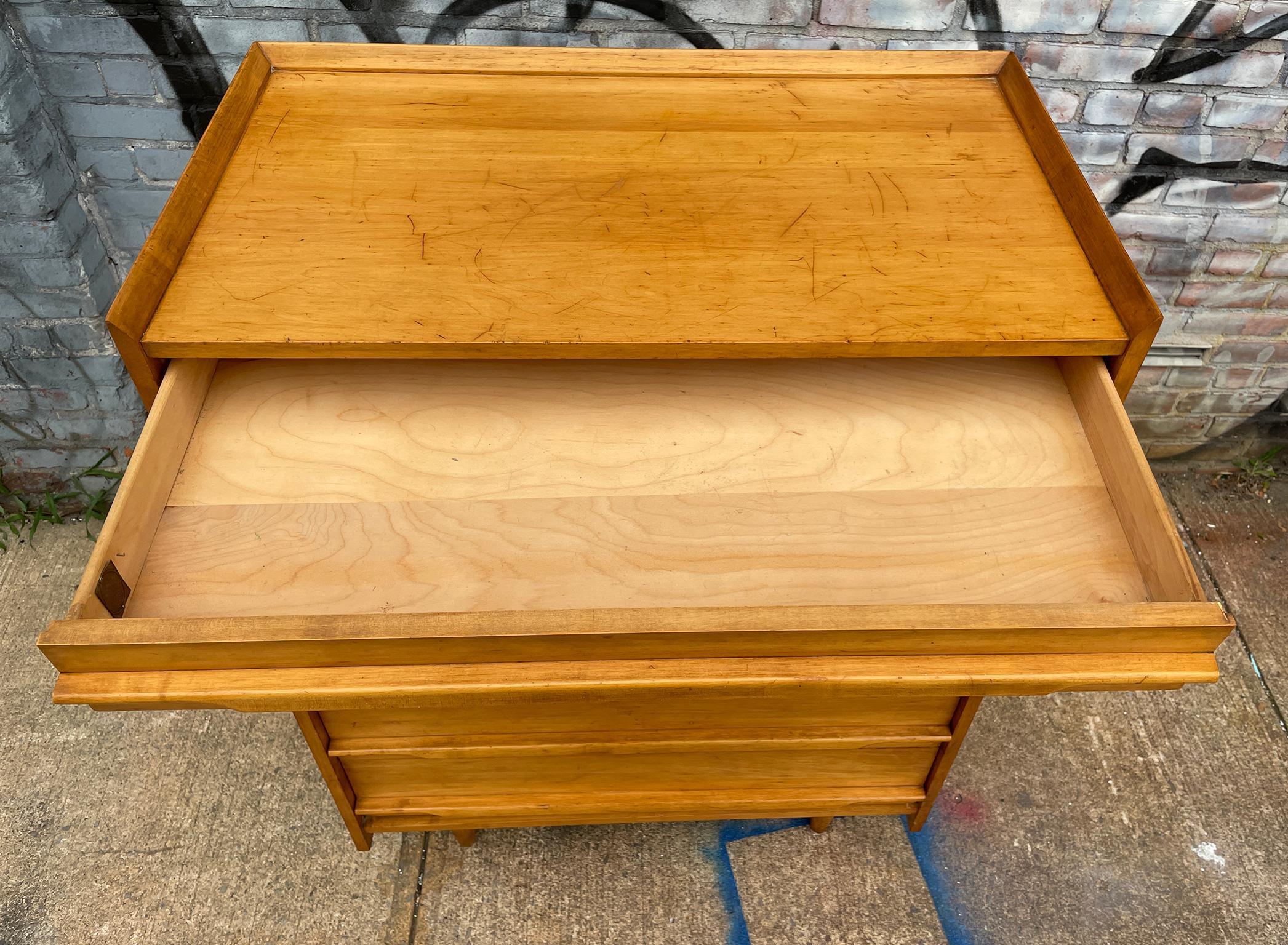 Comò alto a 6 cassetti in acero americano, unico nel suo genere, della metà del secolo scorso, di Crawford In condizioni buone in vendita a Brooklyn, NY
