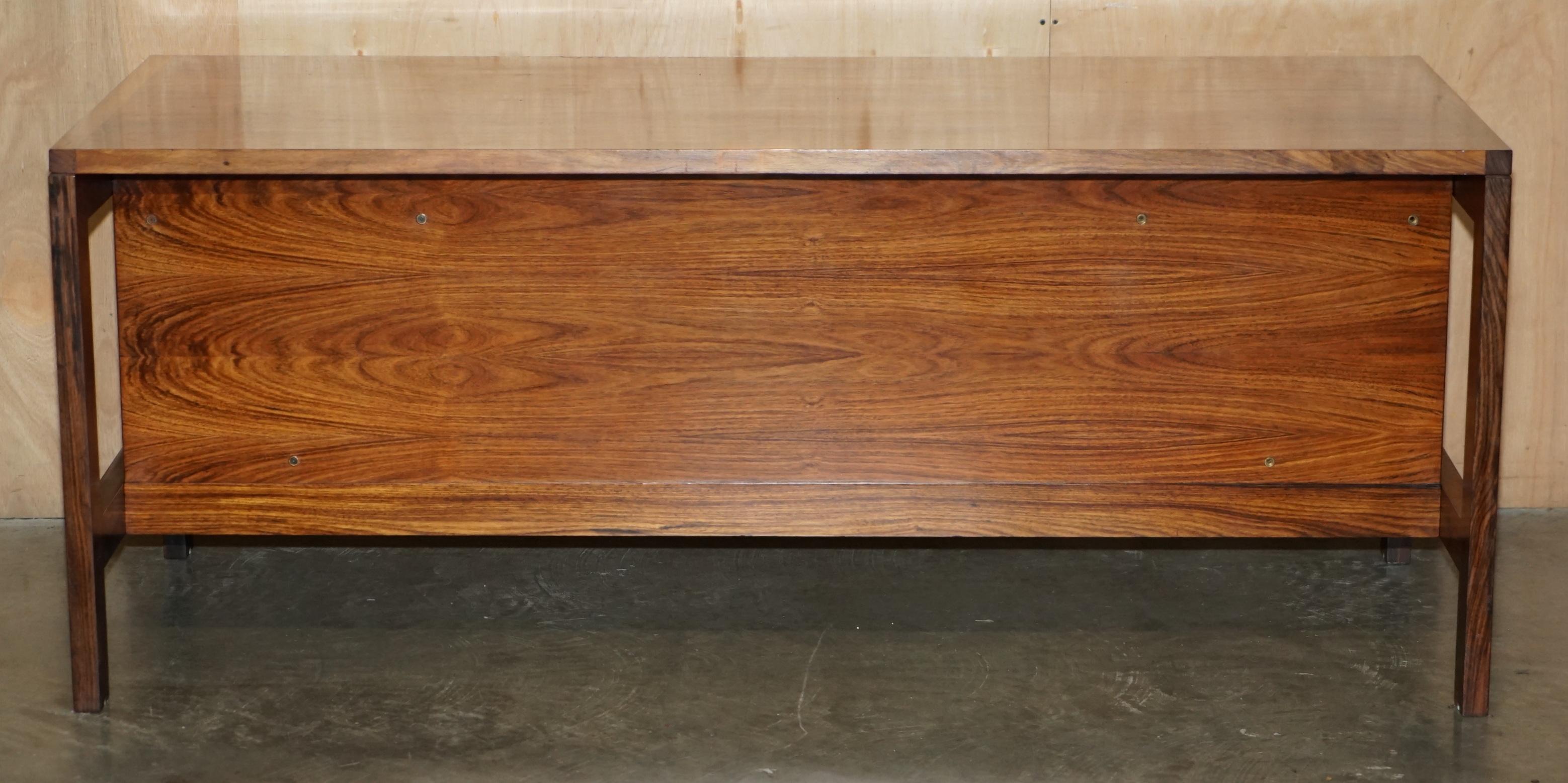 UNICA scrivania d'ufficio brasiliana MODERNA DEL MEDIO SECOLO CHE FA PARTE DI UN'AMPIA SUITE in vendita 4