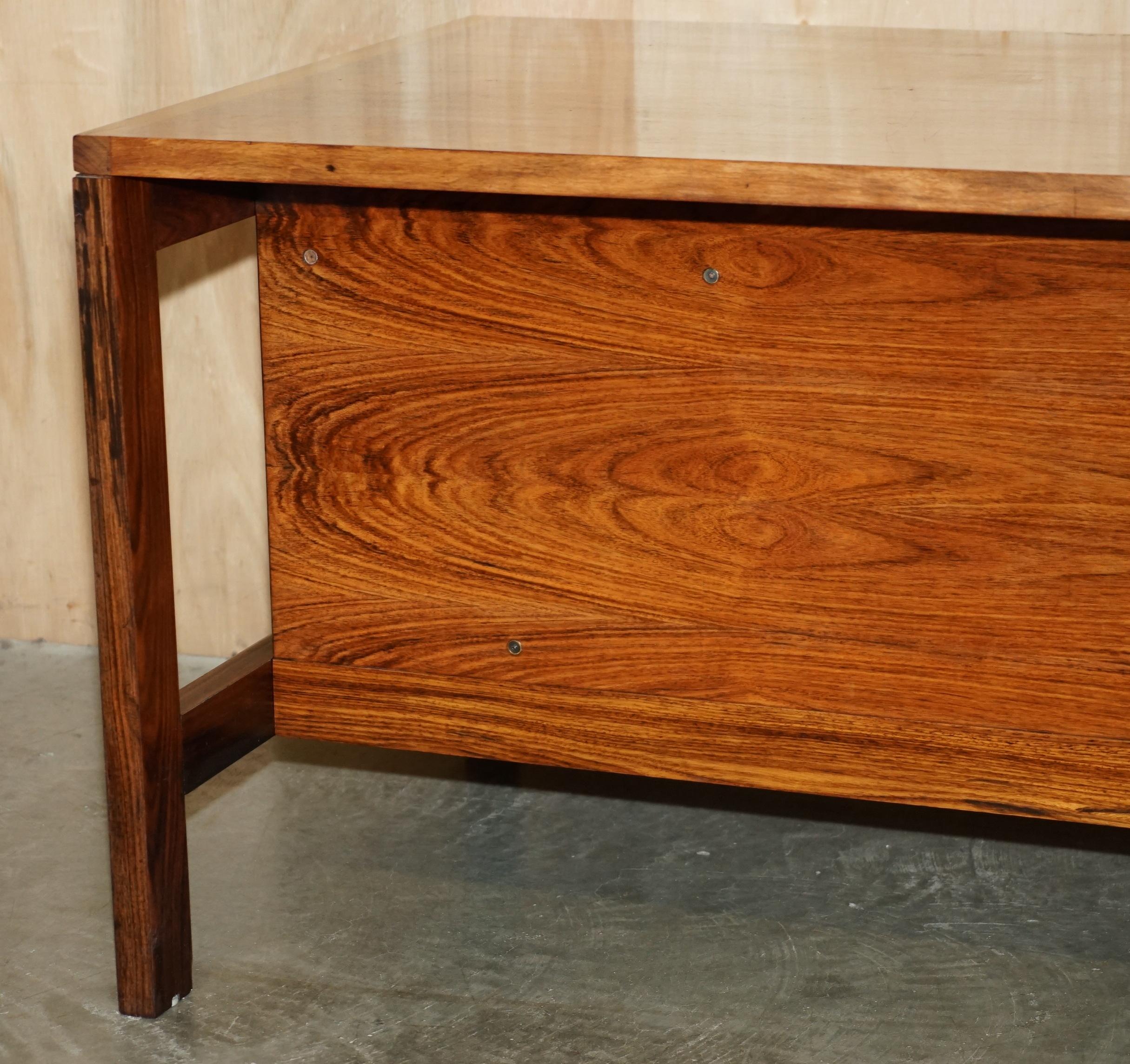 UNICA scrivania d'ufficio brasiliana MODERNA DEL MEDIO SECOLO CHE FA PARTE DI UN'AMPIA SUITE in vendita 5