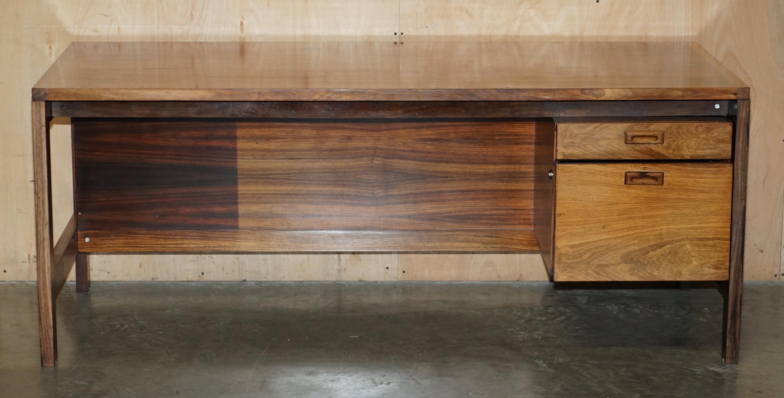 Mid-Century moderno UNICA scrivania d'ufficio brasiliana MODERNA DEL MEDIO SECOLO CHE FA PARTE DI UN'AMPIA SUITE in vendita